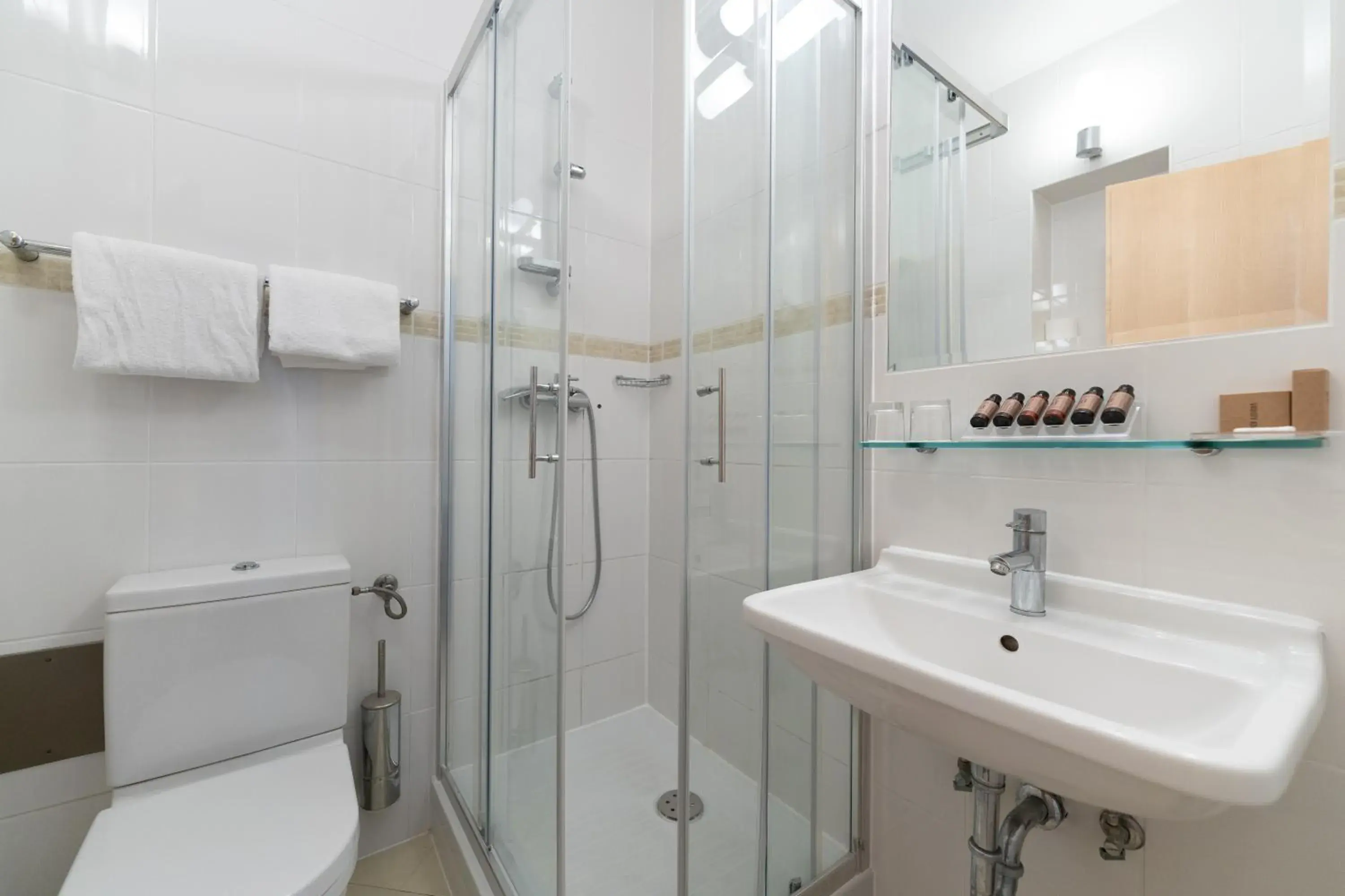 Shower, Bathroom in Barbara Piran Beach Hotel