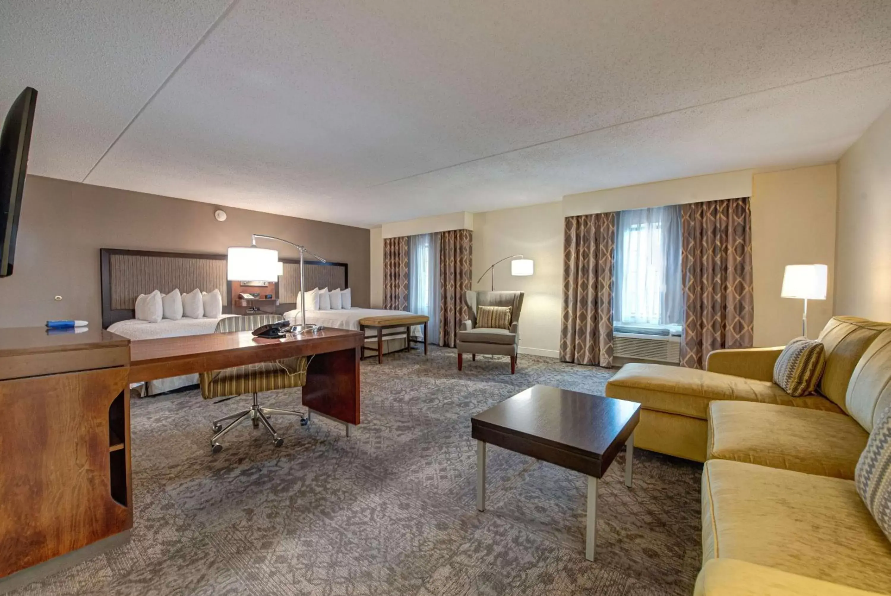 Living room, Seating Area in Hampton Inn & Suites By Hilton - Rockville Centre