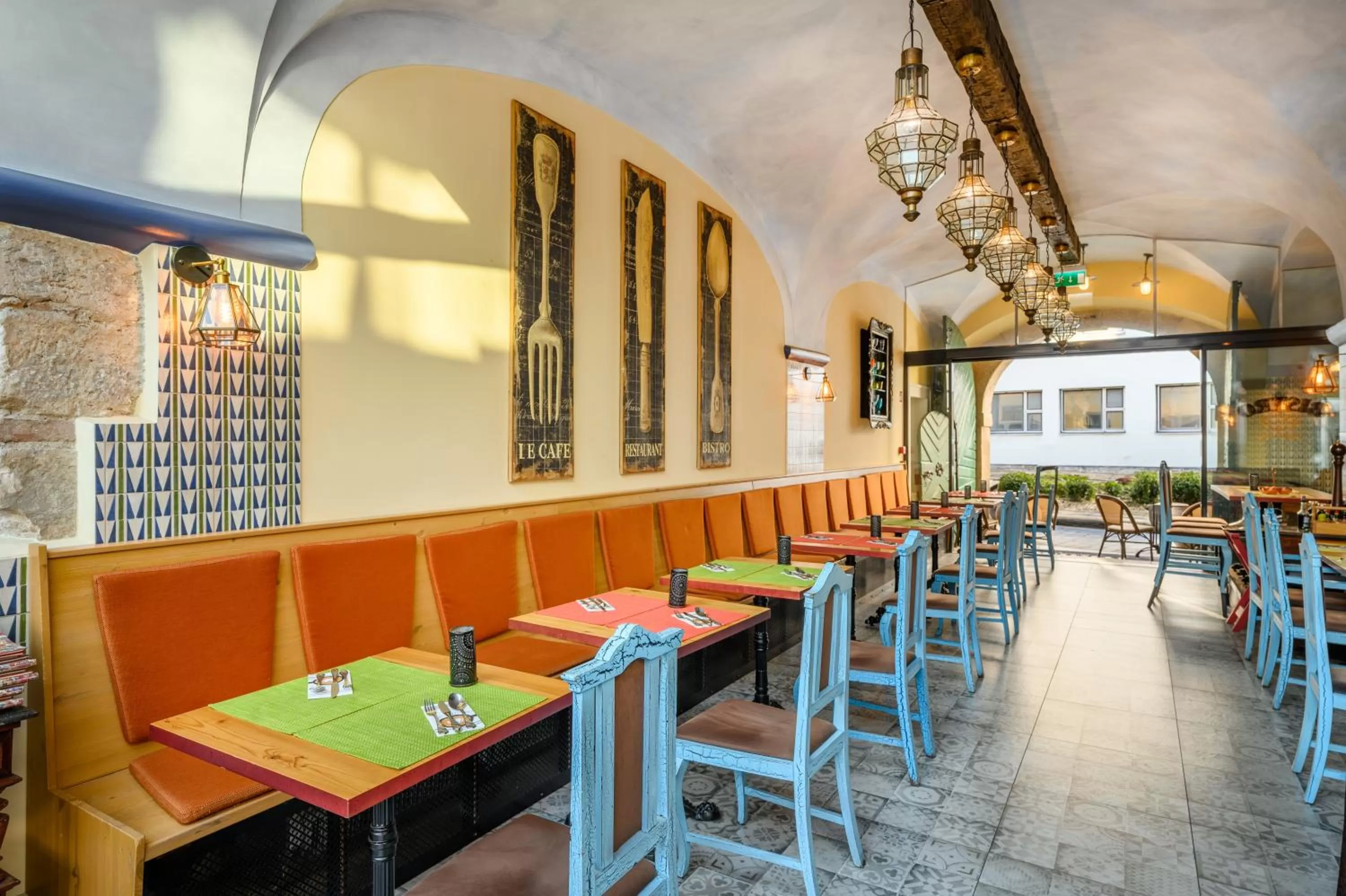 Restaurant/places to eat in Maison Bistro & Hotel