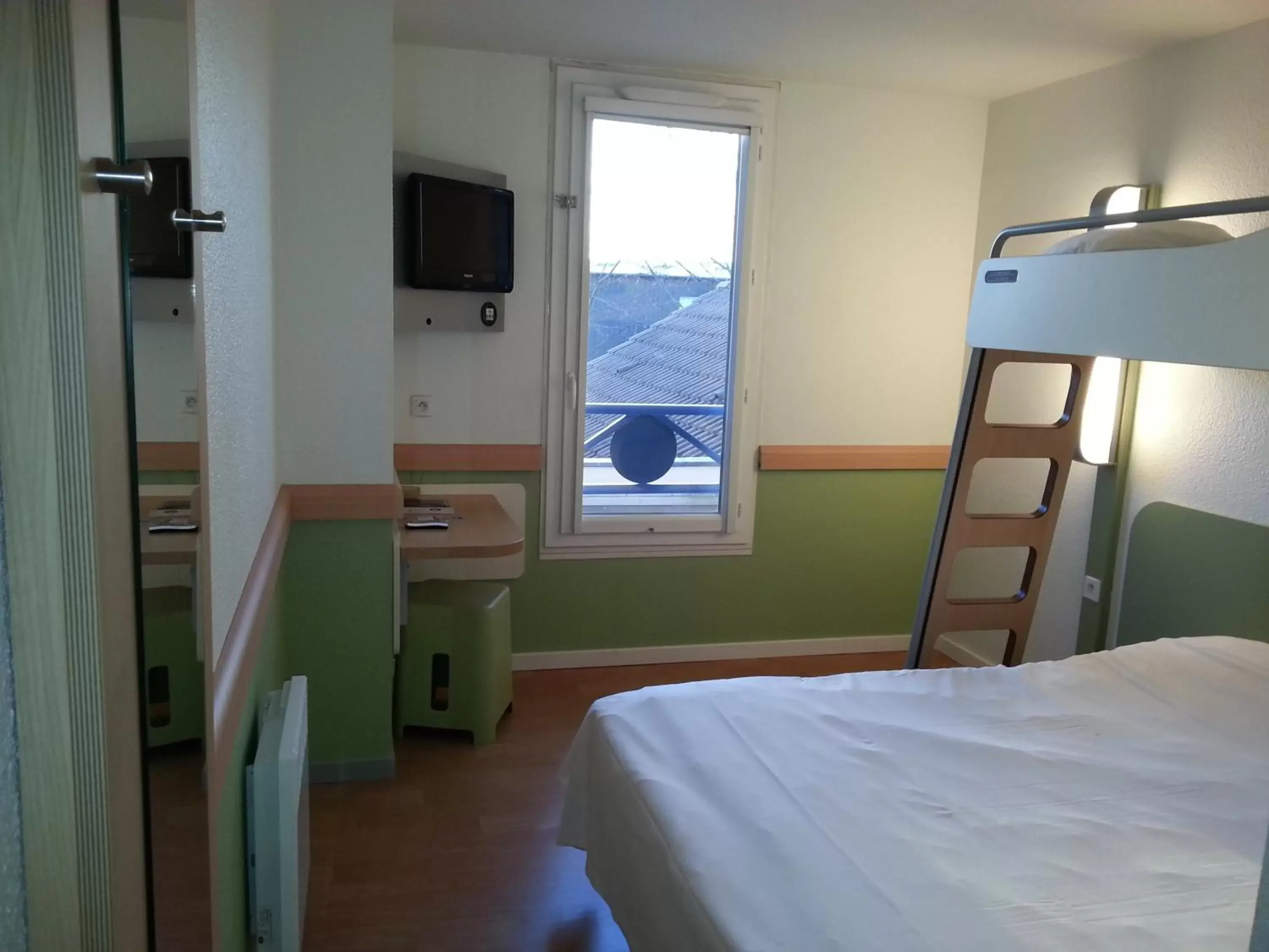 Bedroom, Bunk Bed in ibis budget Nantes Ouest