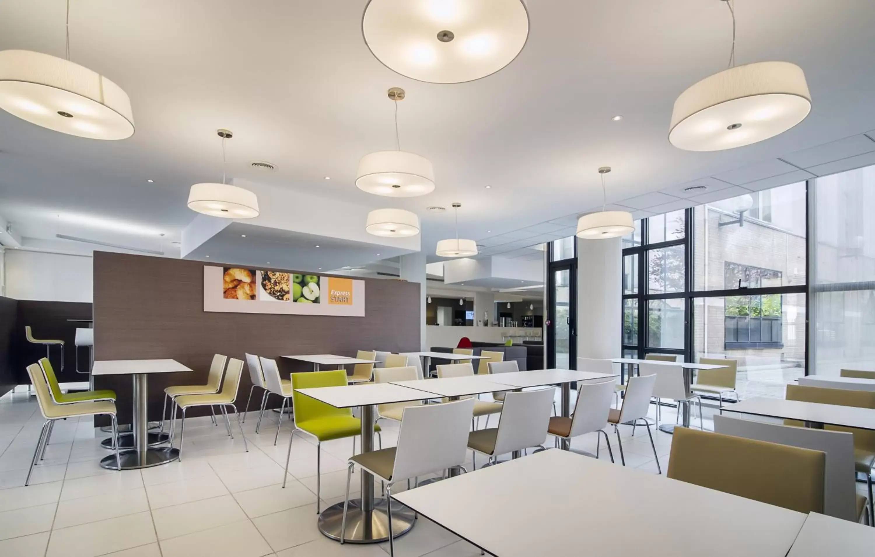 Breakfast, Restaurant/Places to Eat in Holiday Inn Express Lille Centre, an IHG Hotel
