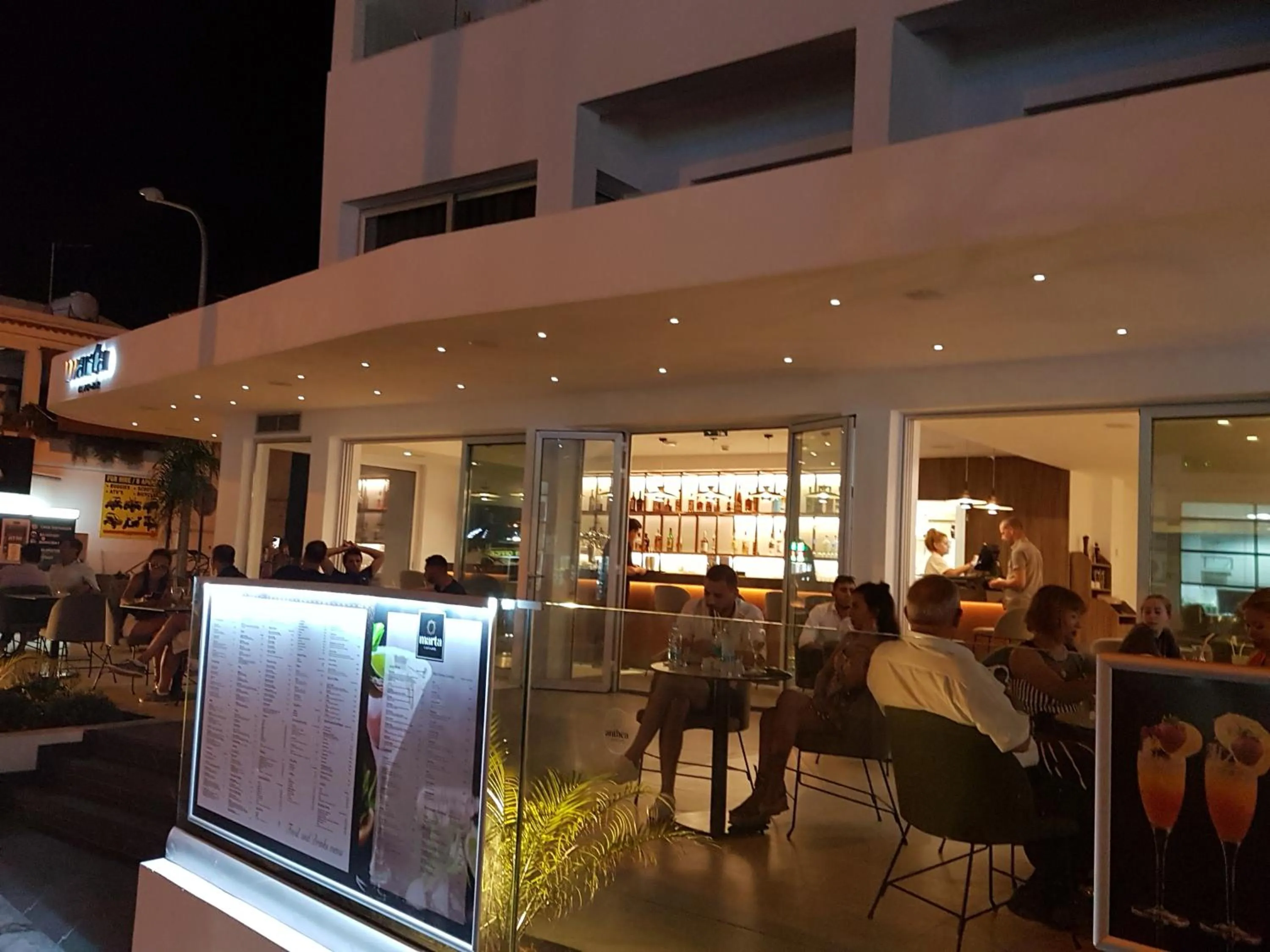 Restaurant/places to eat in Anthea Hotel Apartments