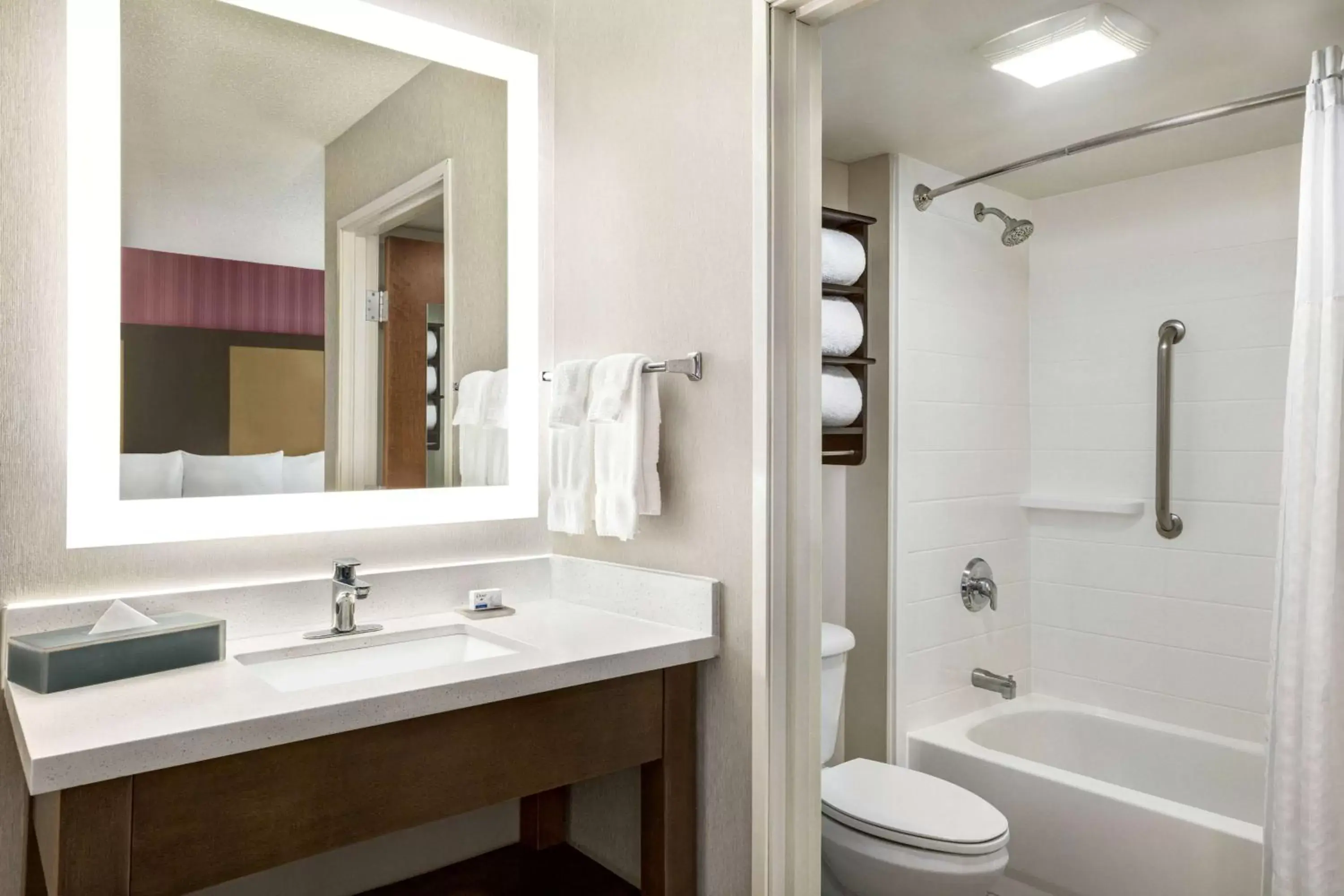 TV and multimedia, Bathroom in La Quinta by Wyndham Newark - Elkton