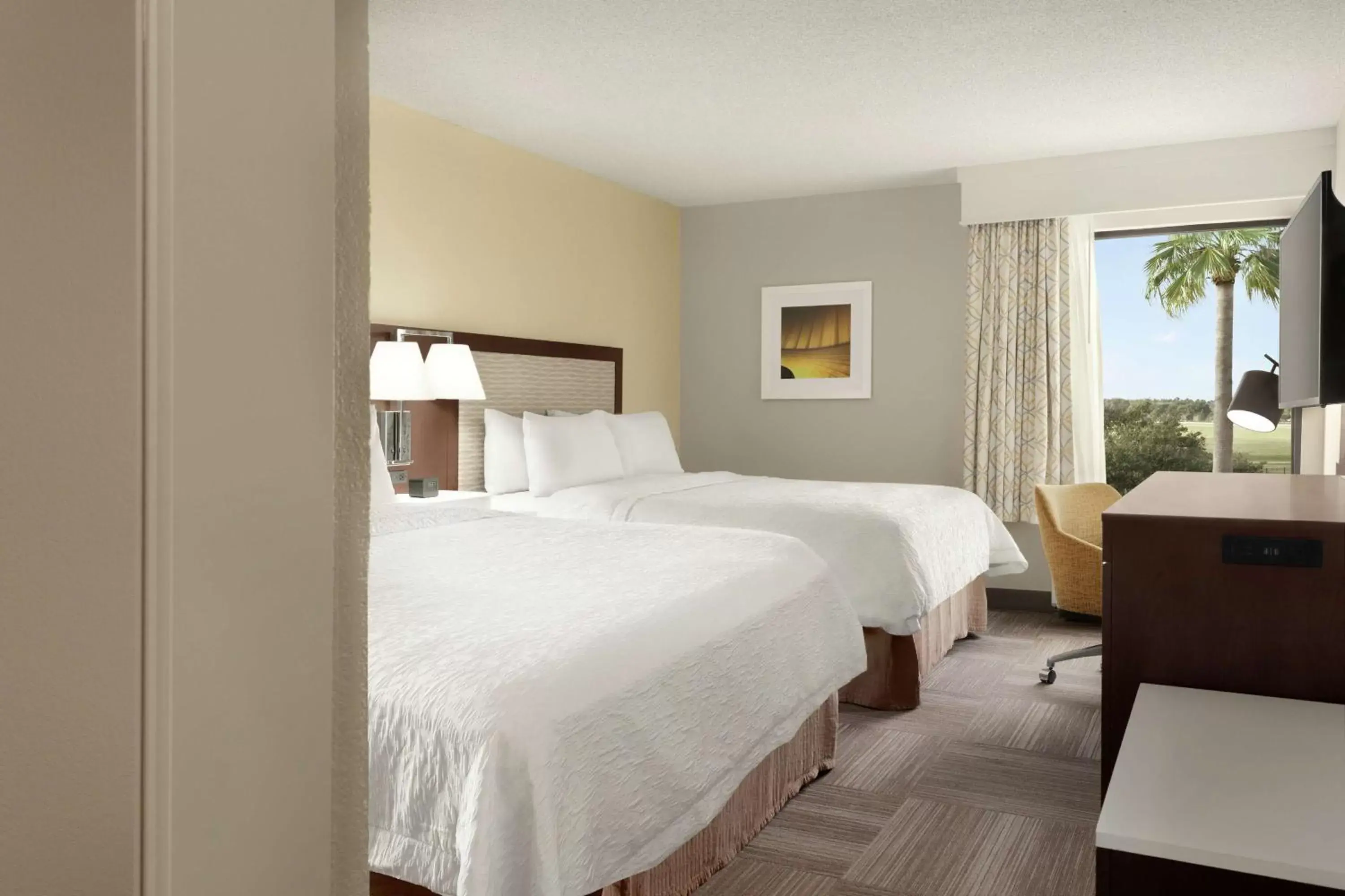 Photo of the whole room, Bed in Hampton Inn Houston Hobby Airport