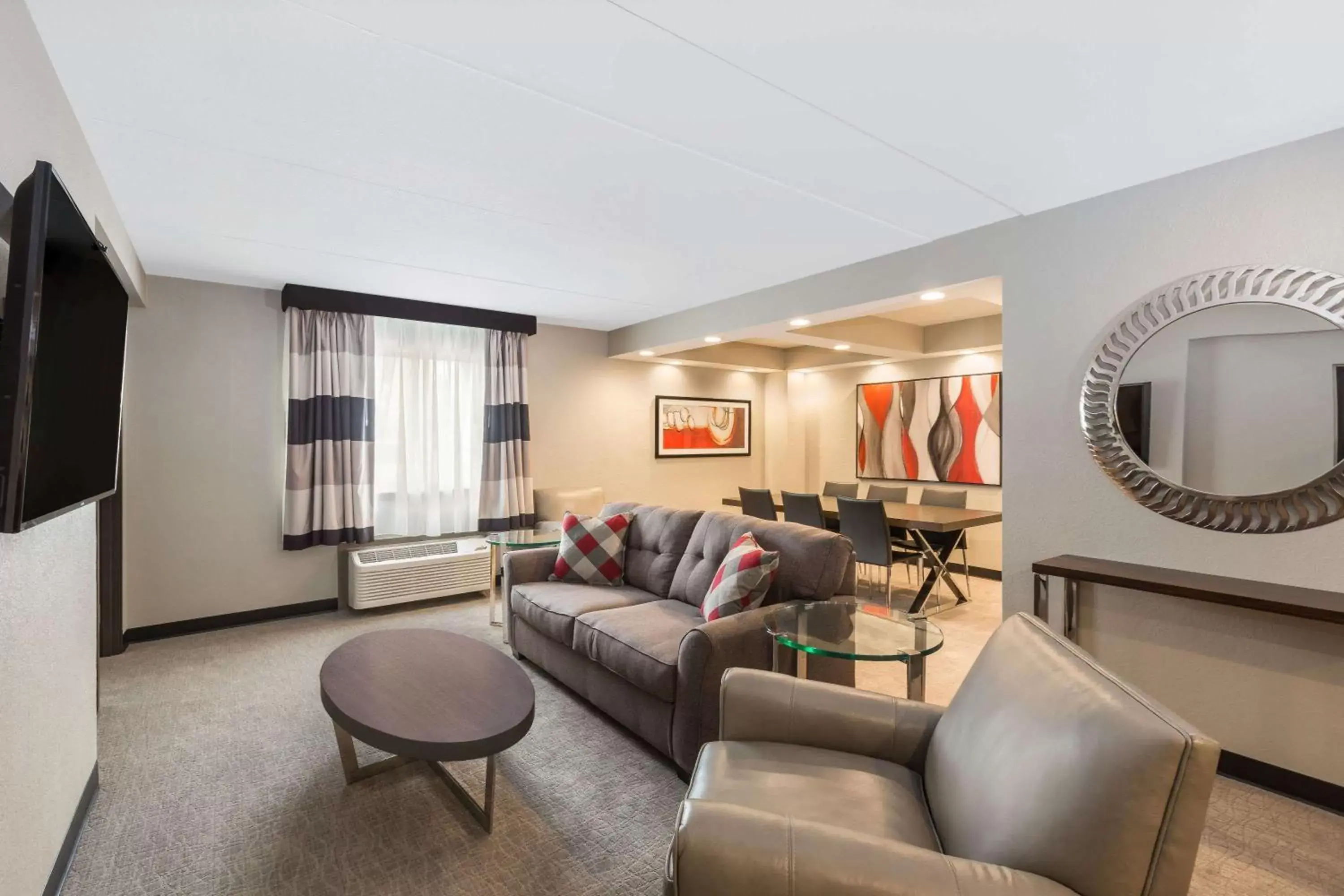 Living room, Seating Area in Ramada by Wyndham Des Moines Airport