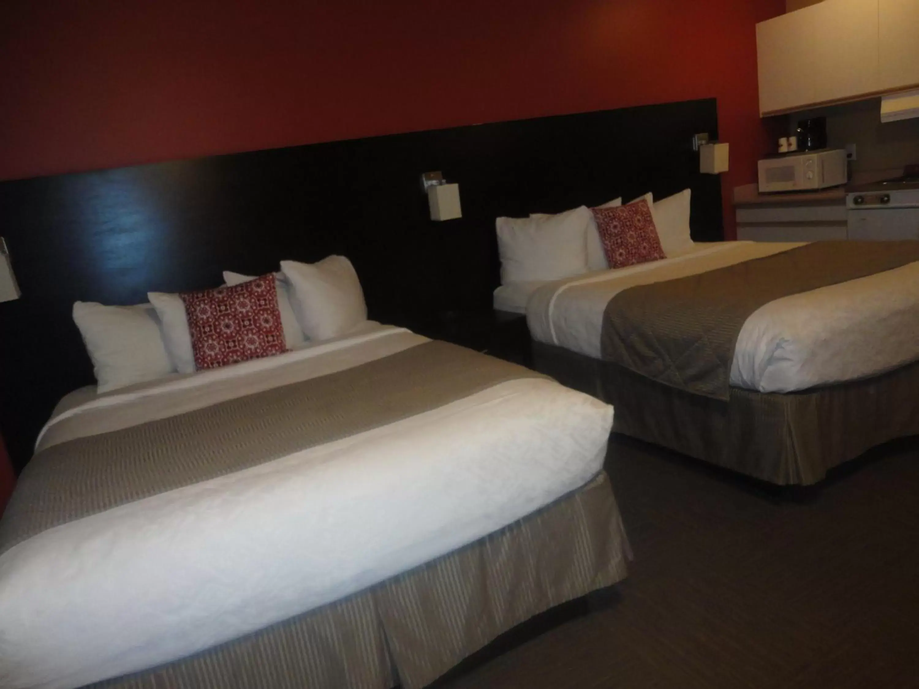 Queen Studio with Two Queen Beds - Non-Smoking in Super 8 by Wyndham West Kelowna BC