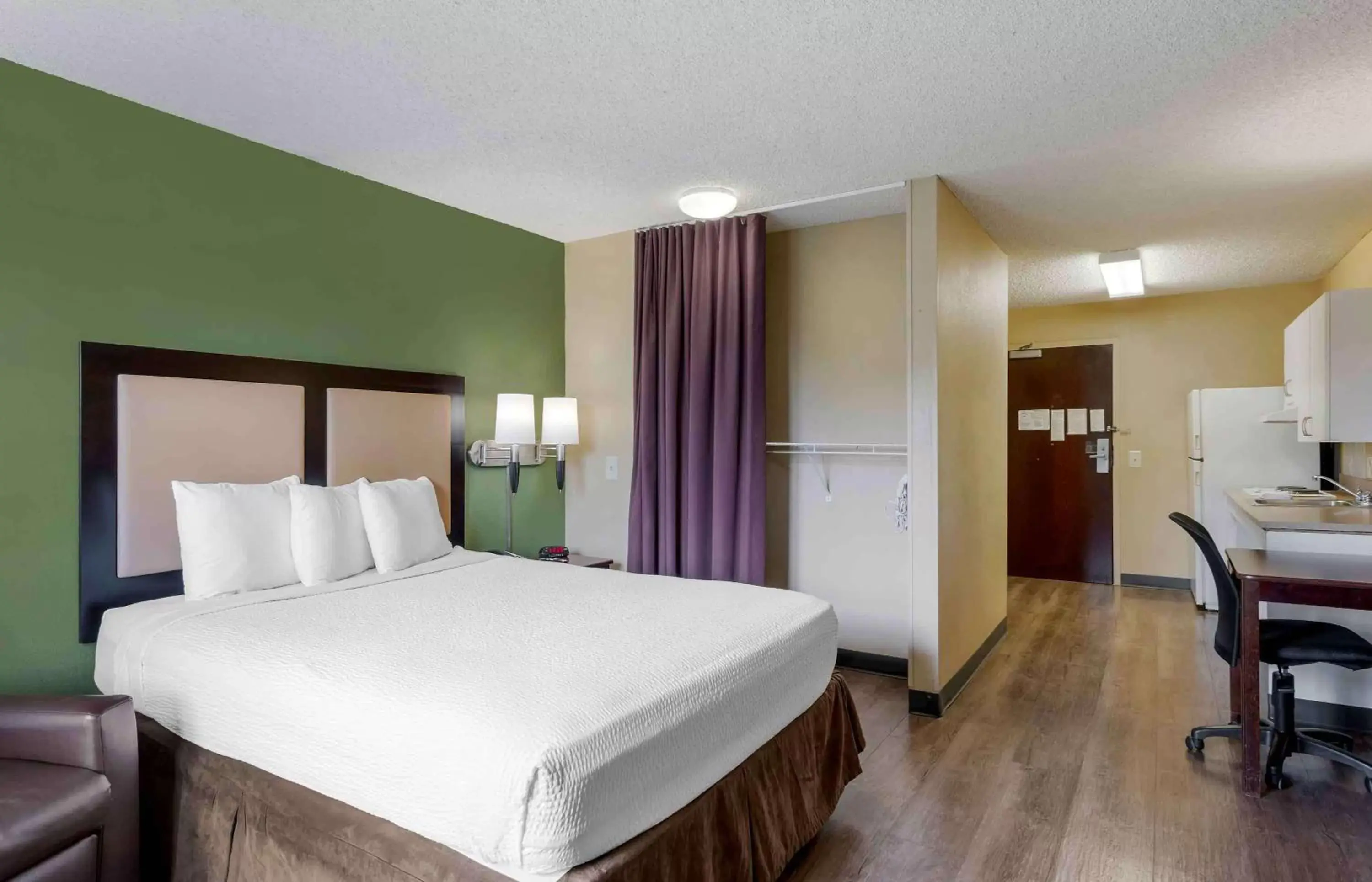 Bedroom, Bed in Extended Stay America Suites - Santa Barbara - Calle Real