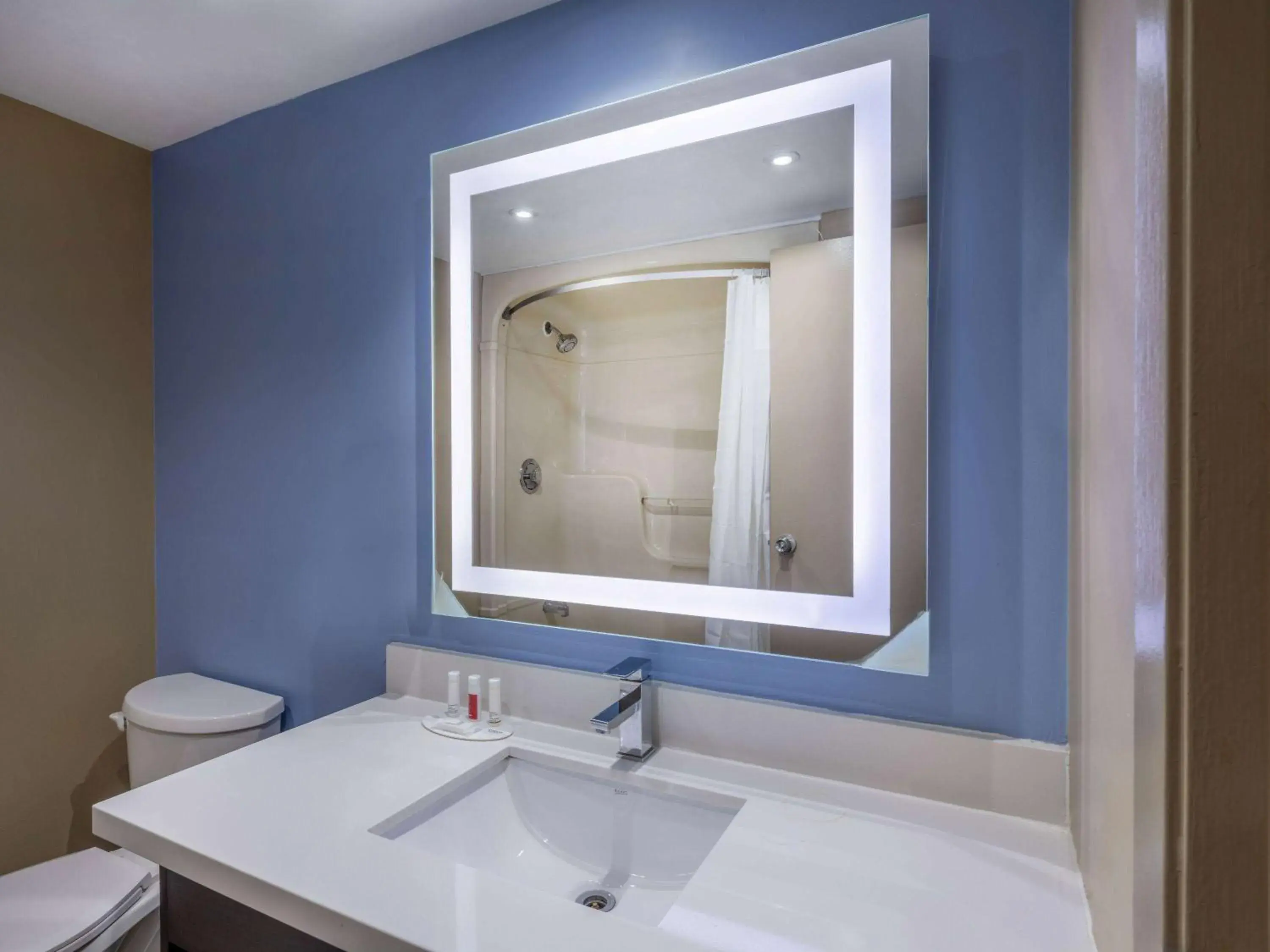 TV and multimedia, Bathroom in Super 8 by Wyndham Toronto East ON