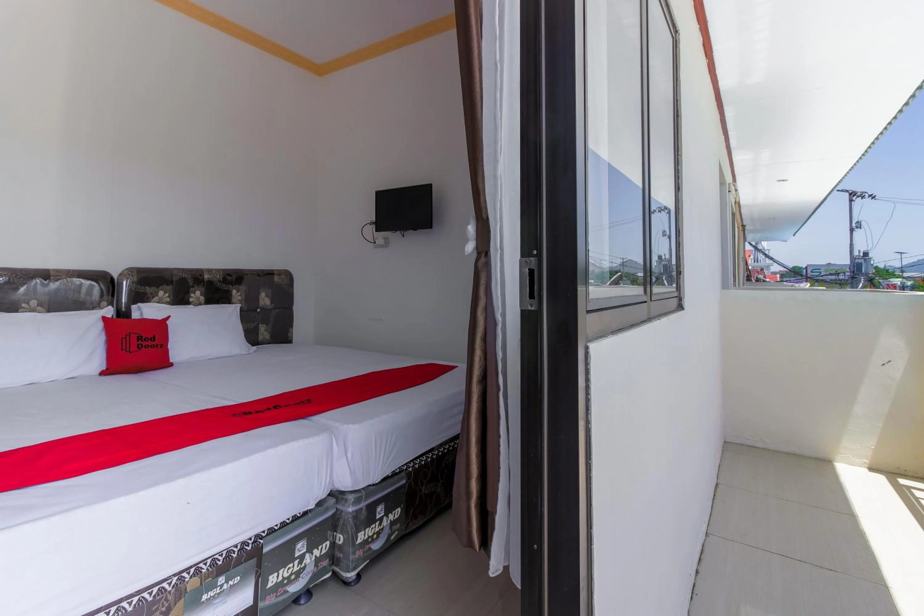 Bedroom, Bed in RedDoorz near Sam Ratulangi Airport Manado
