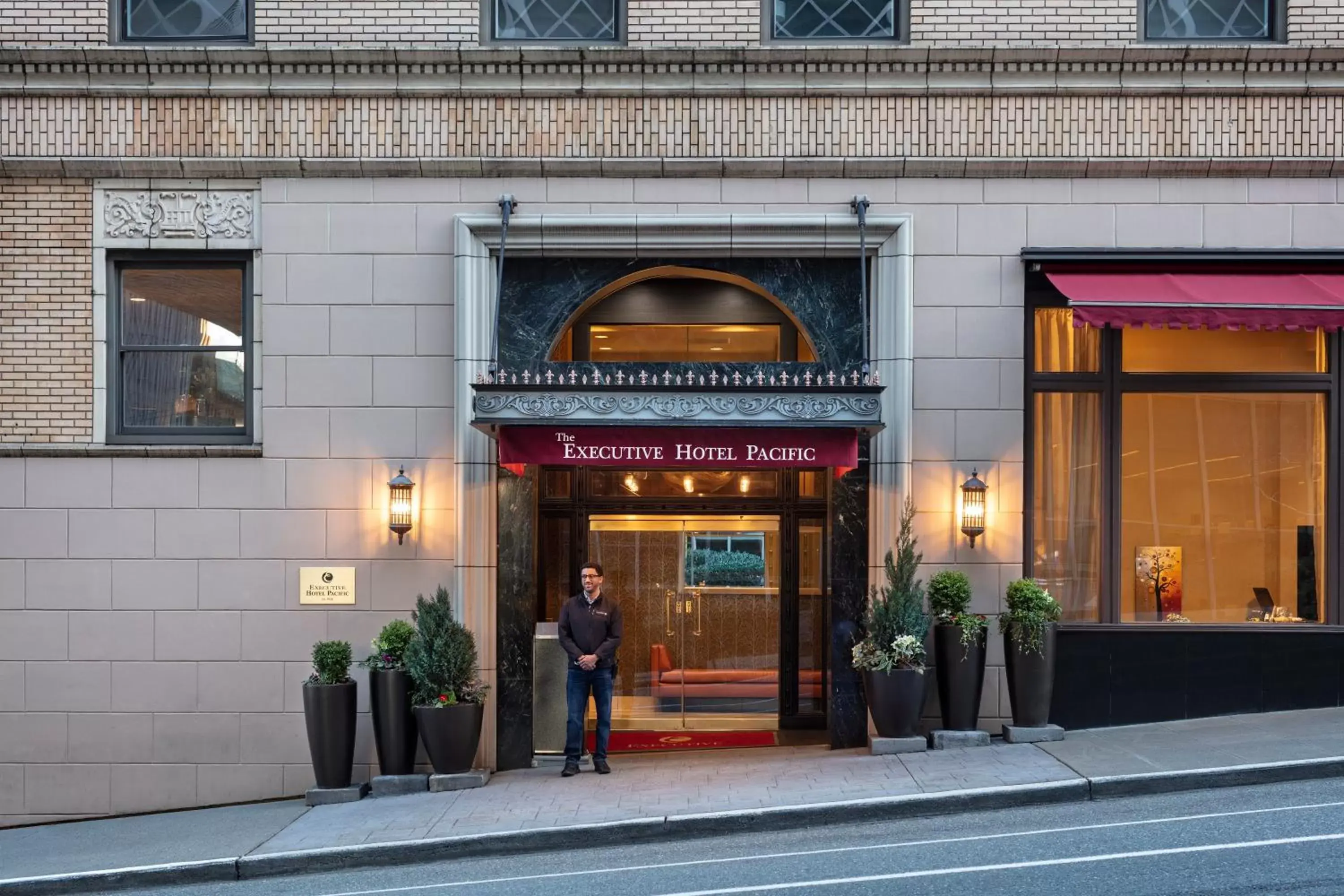 Facade/entrance in Executive Hotel Pacific Facade/entrance in Executive Hotel Pacific