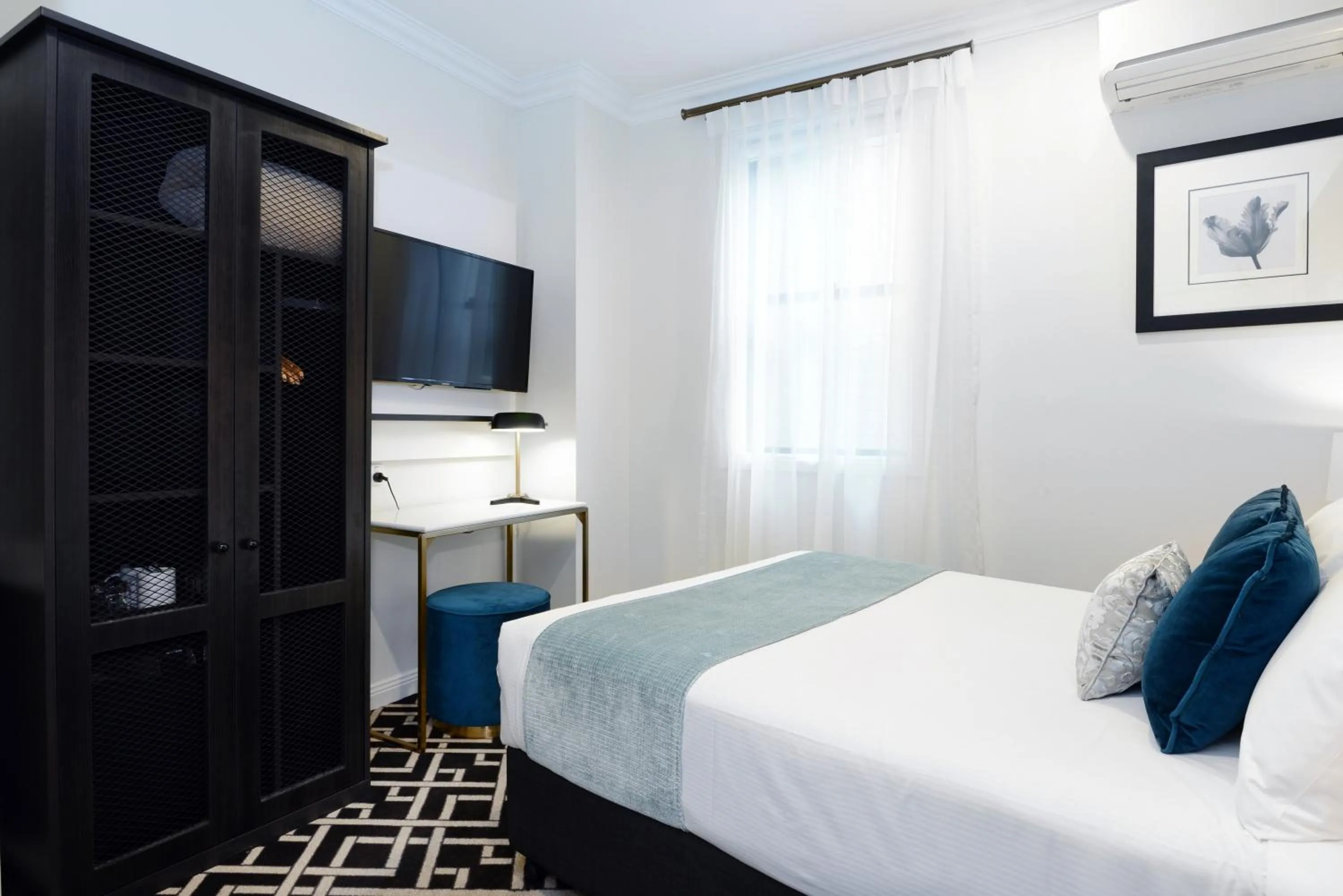 Photo of the whole room, Bed in High Cross Randwick by Sydney Lodges