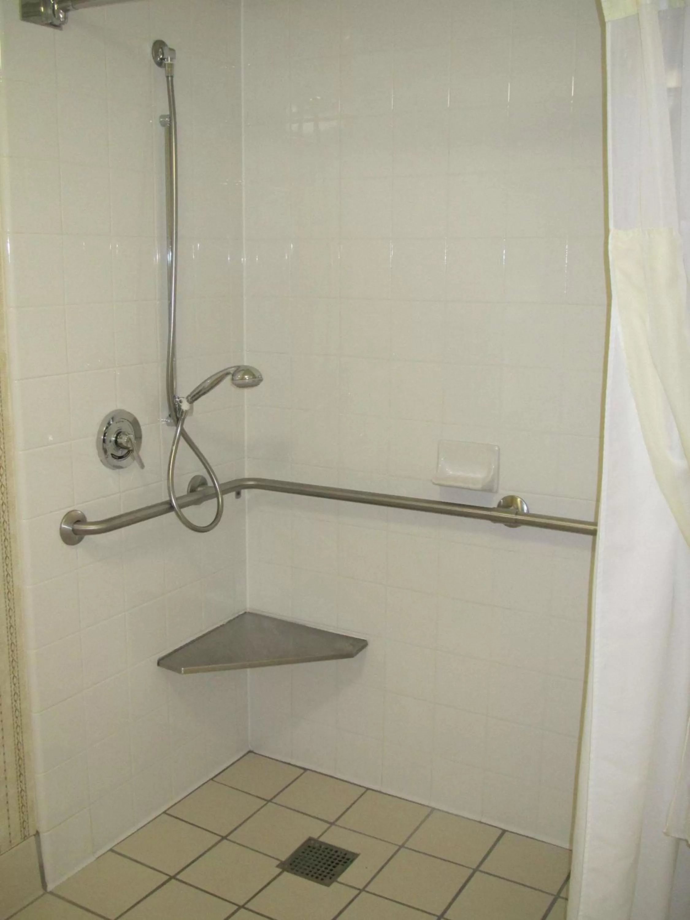 Bathroom in Hilton Garden Inn Addison