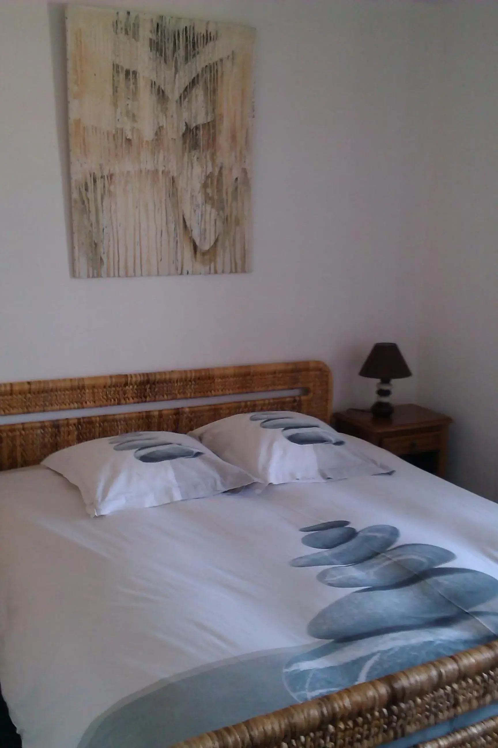 Photo of the whole room, Bed in Les Galets Bleus