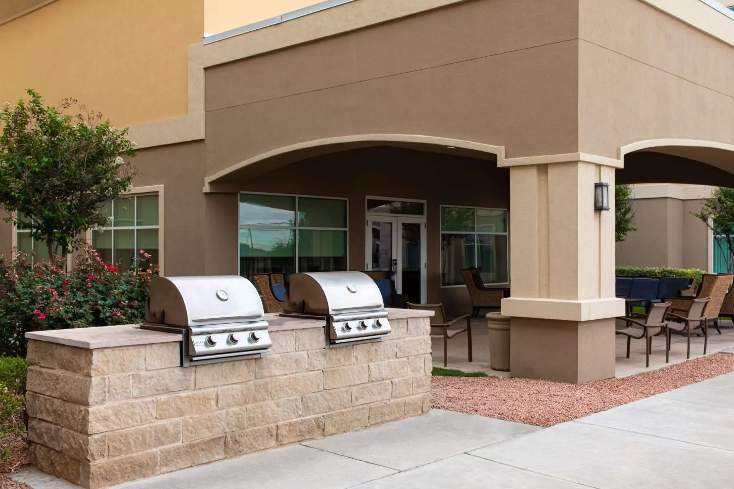 Patio, BBQ Facilities in Homewood Suites Odessa