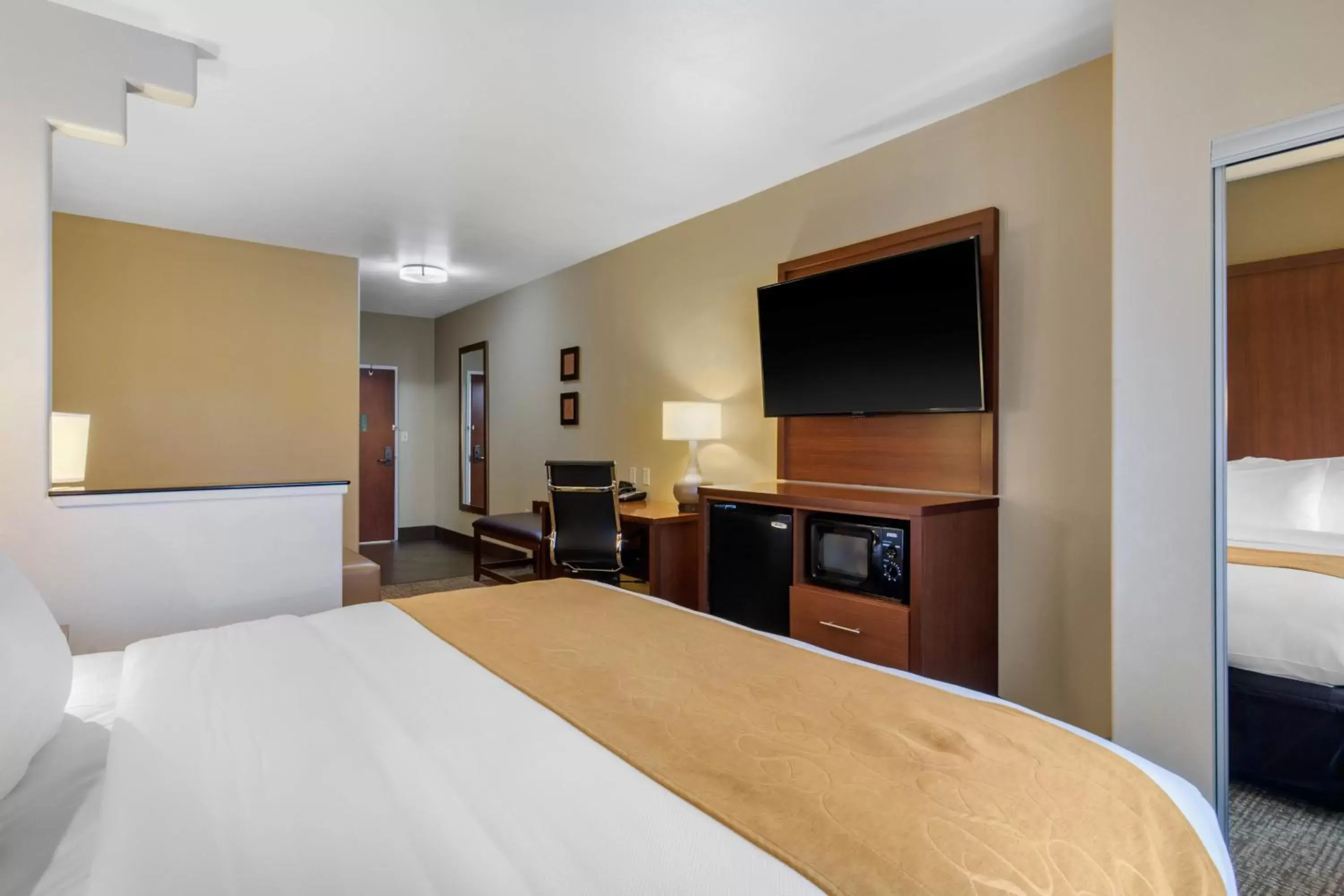 TV and multimedia, Bed in Comfort Suites Marshall