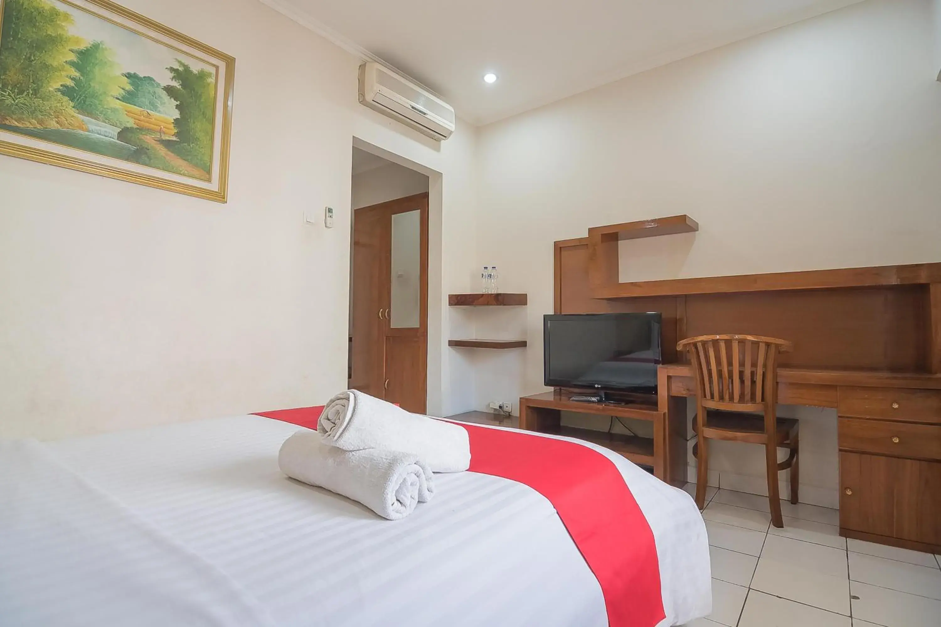 Bedroom, Bed in RedDoorz at Amellia Pasteur Bandung Bedroom, Bed in RedDoorz at Amellia Pasteur Bandung