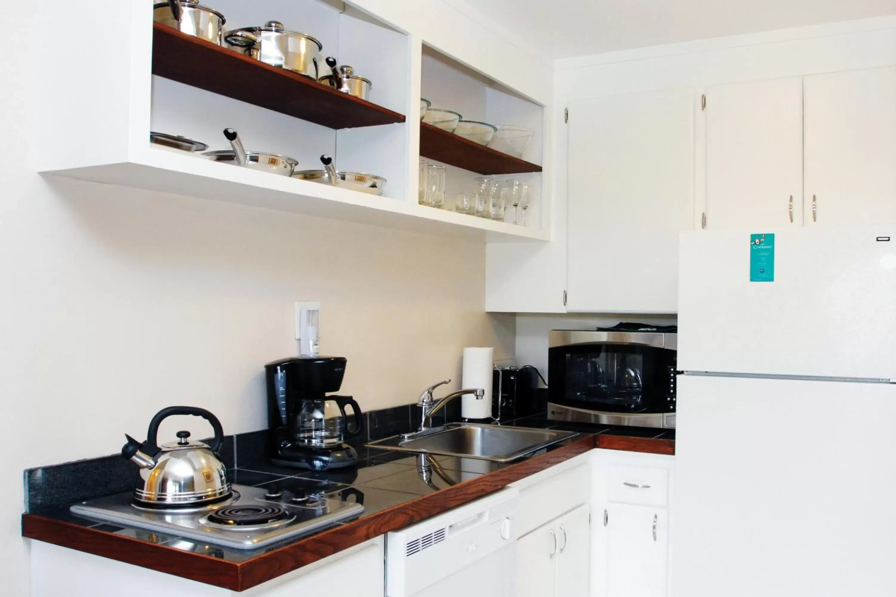 Kitchen or kitchenette, Kitchen/Kitchenette in The Suites at Fisherman's Wharf