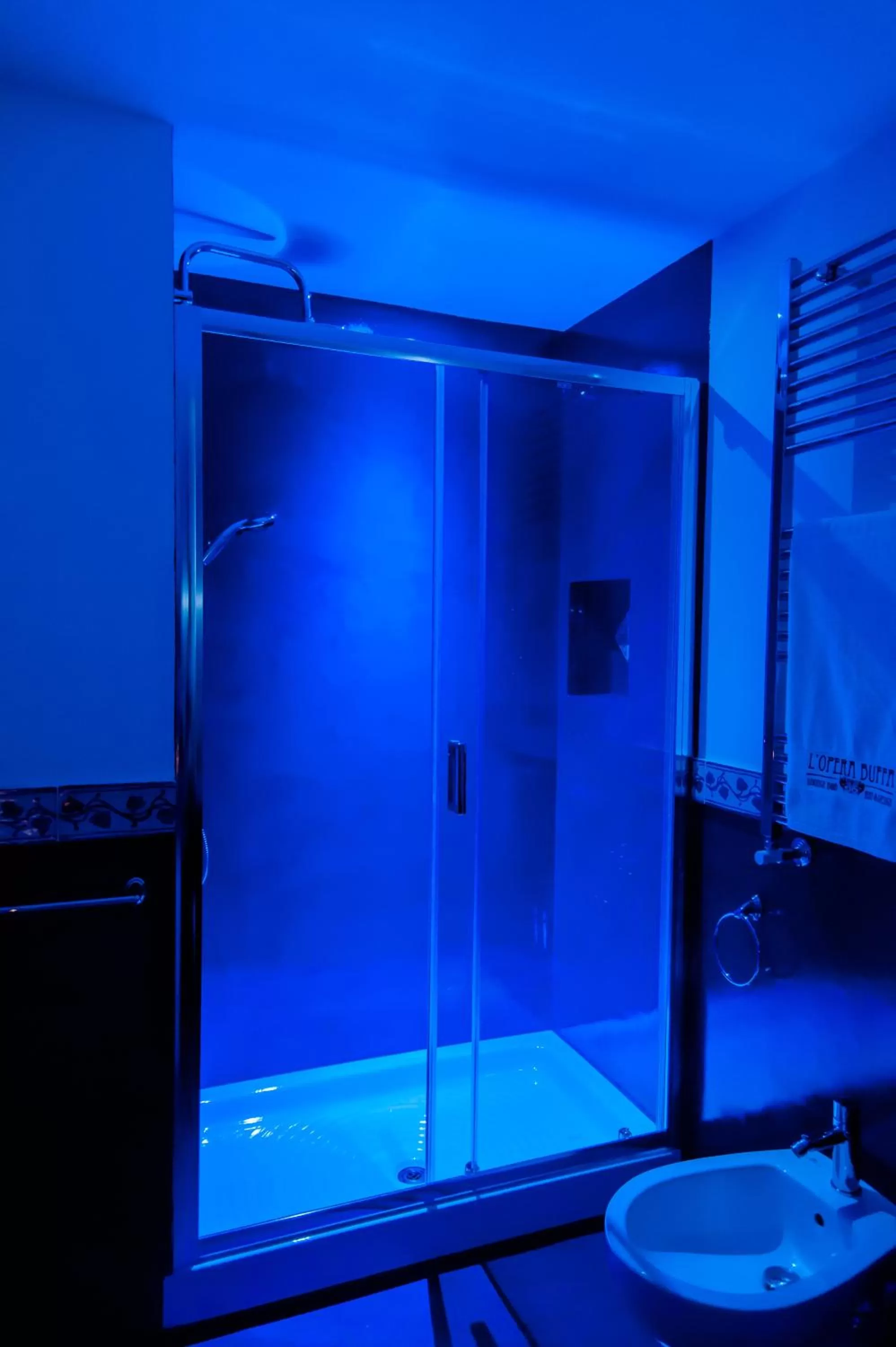 Shower in L'Opera Buffa