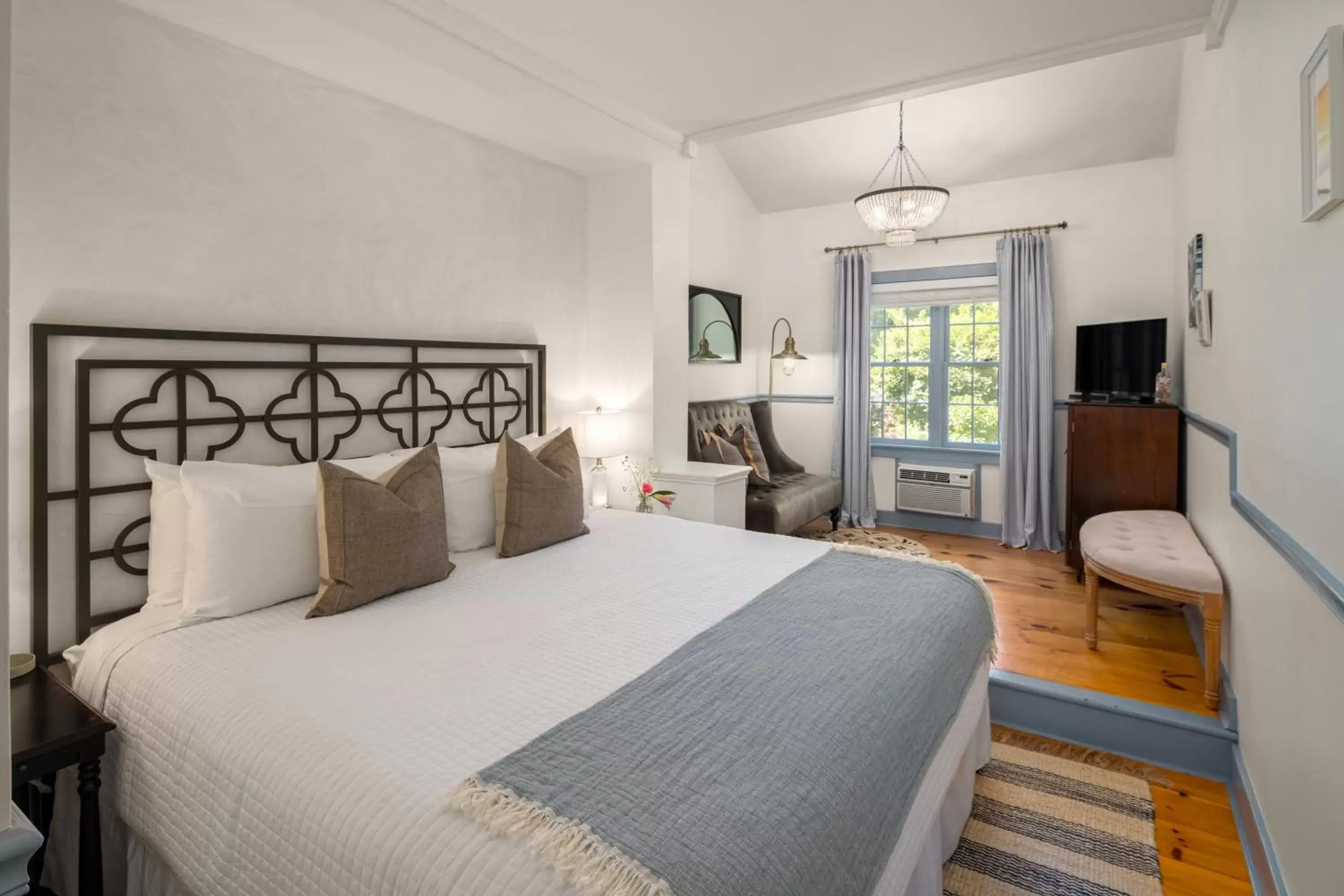 Superior Queen Room in Inn at Silver Maple Farm Superior Queen Room in Inn at Silver Maple Farm