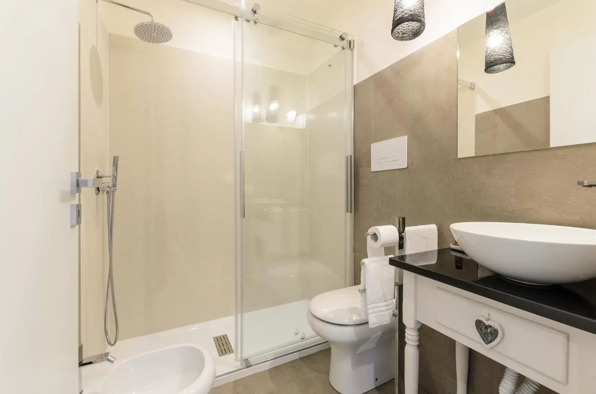 Shower, Bathroom in Hotel CineApollo - Ogni camera un film!