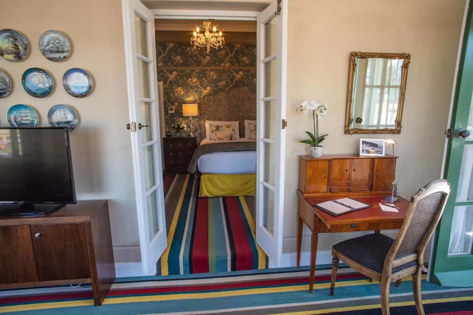 Living room, TV/Entertainment Center in Art Deco Masonic Hotel