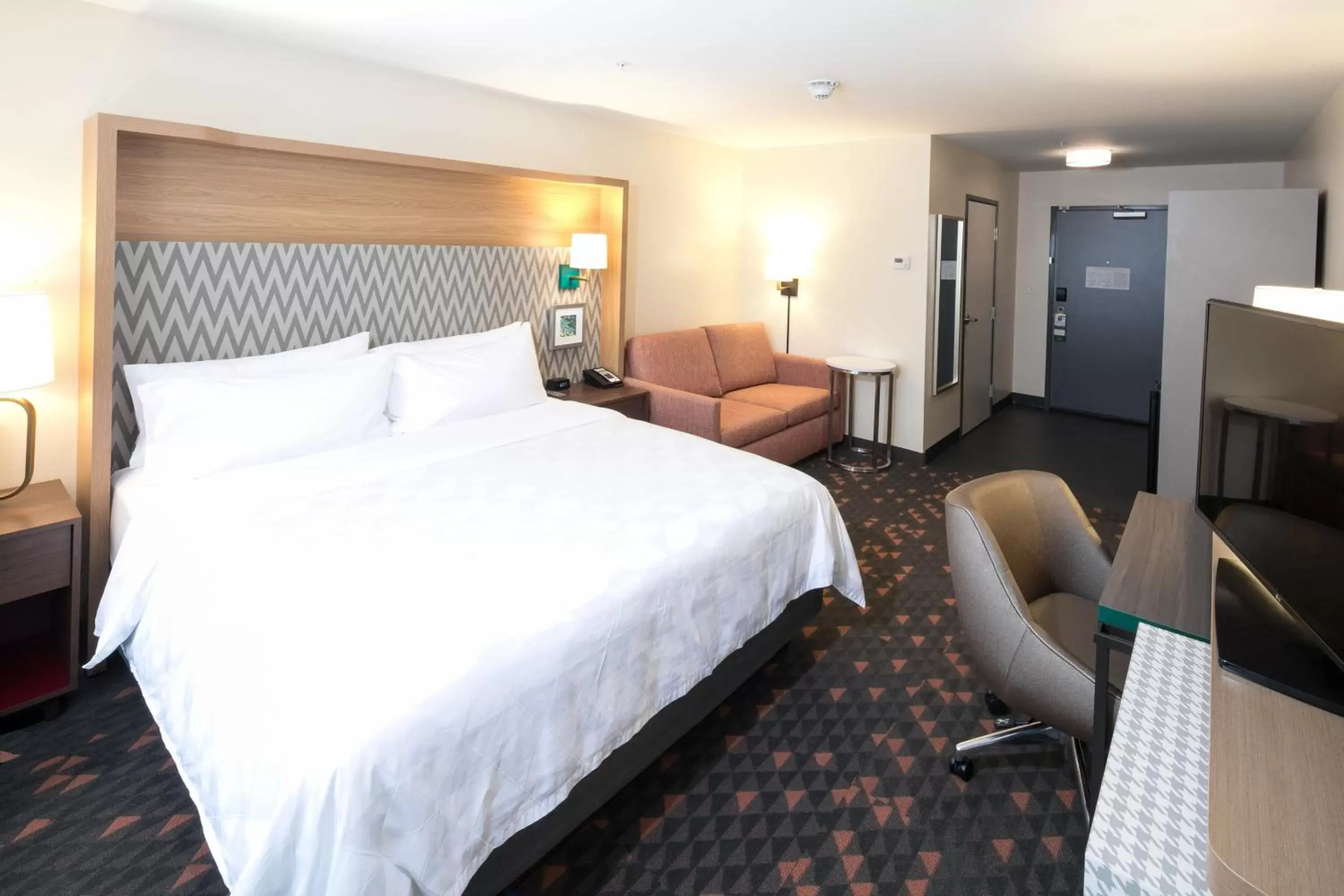 Photo of the whole room, Bed in Holiday Inn Hotel & Suites - Mount Pleasant, an IHG Hotel