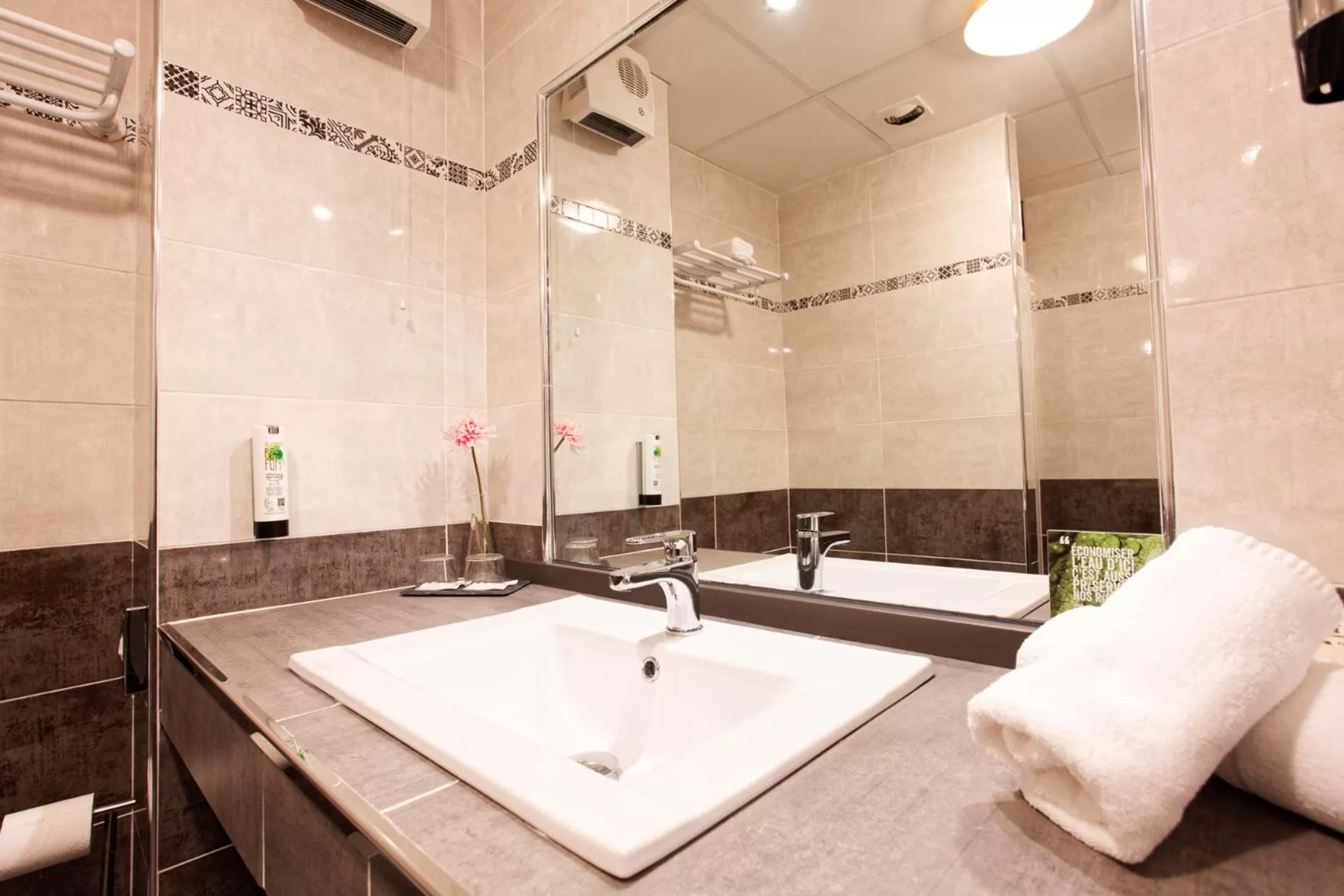 Bathroom in Sure Hotel by Best Western Beziers Le Monestie