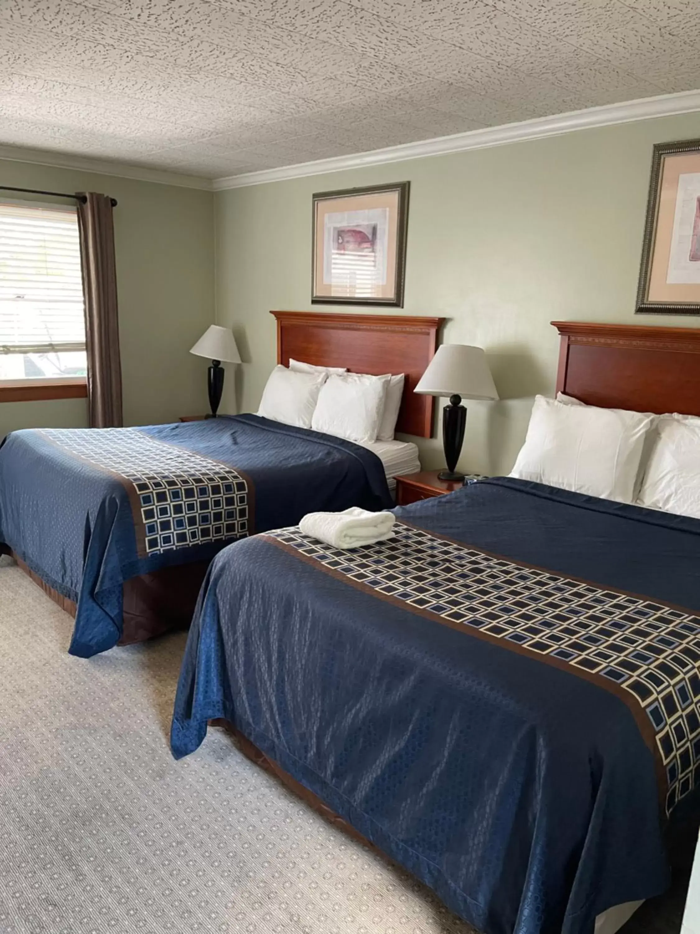 Bedroom, Bed in Colonial Motel Bedroom, Bed in Colonial Motel