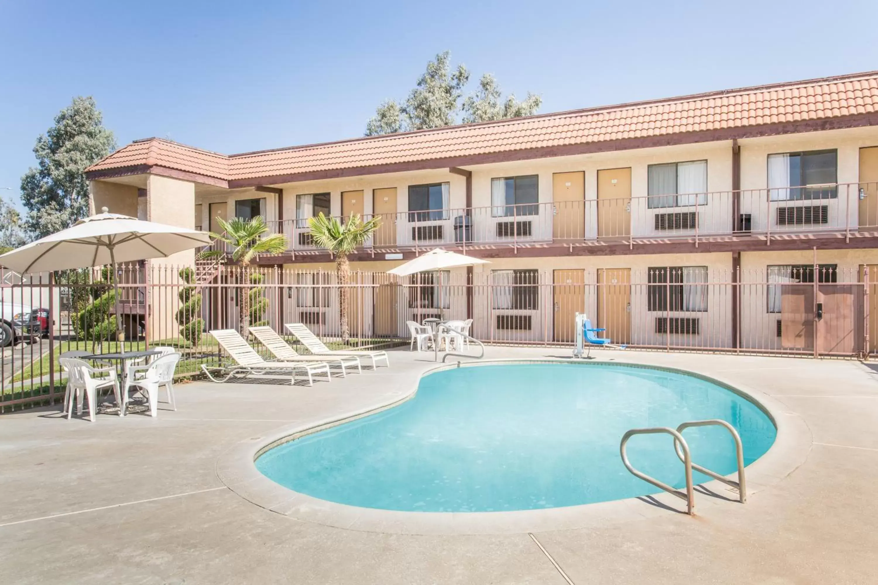 Swimming pool, Property Building in Knights Inn Madera