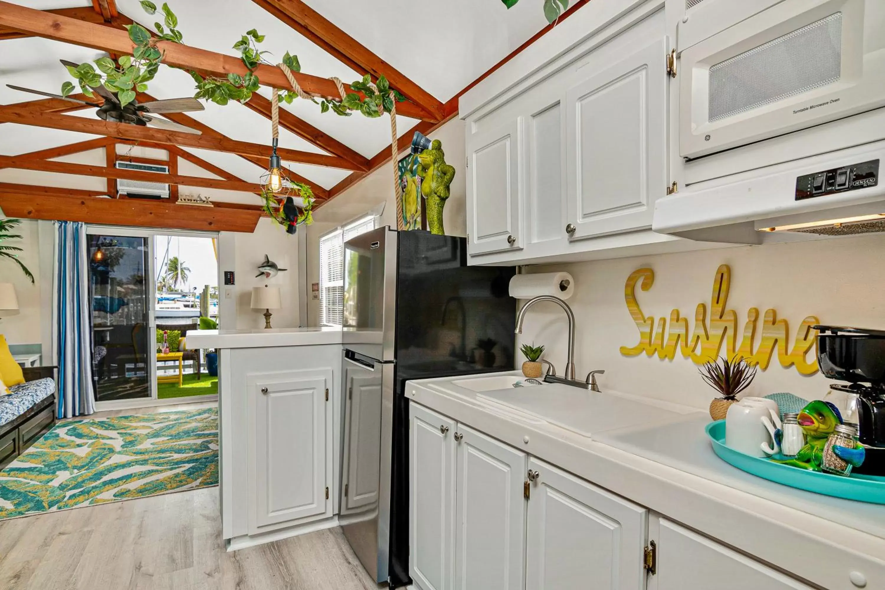 Kitchen/Kitchenette in Latitude 26 Waterfront Resort and Marina