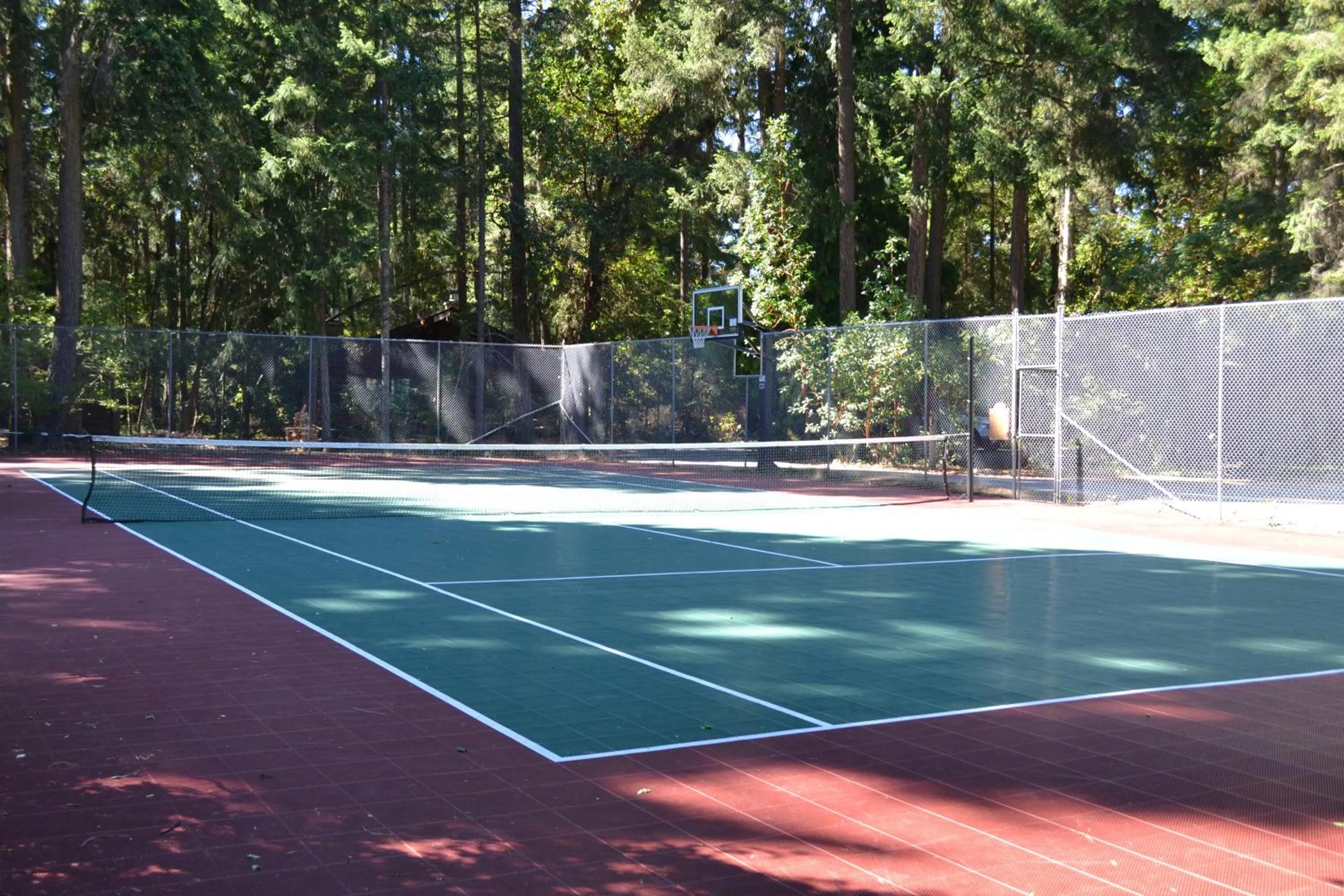 Tennis court in Tigh-Na-Mara Seaside Spa Resort
