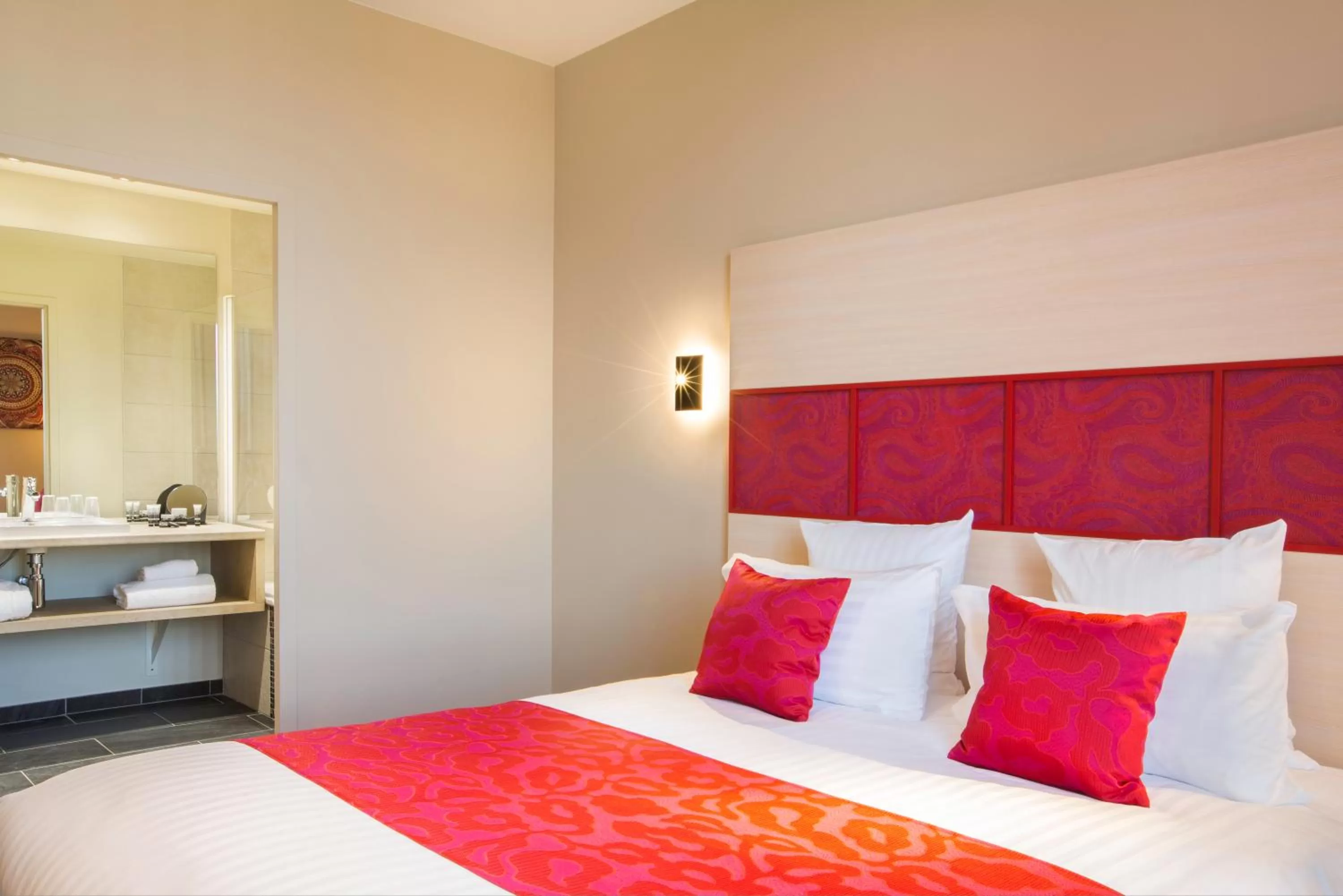 Bedroom, Bed in Best Western Plus Hôtel Escapade Senlis