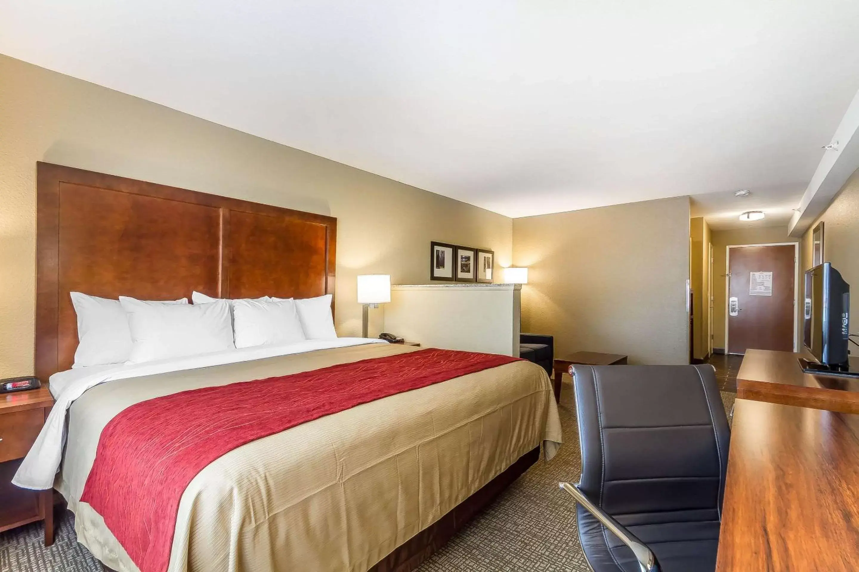 Photo of the whole room, Bed in Comfort Inn & Suites Rocklin