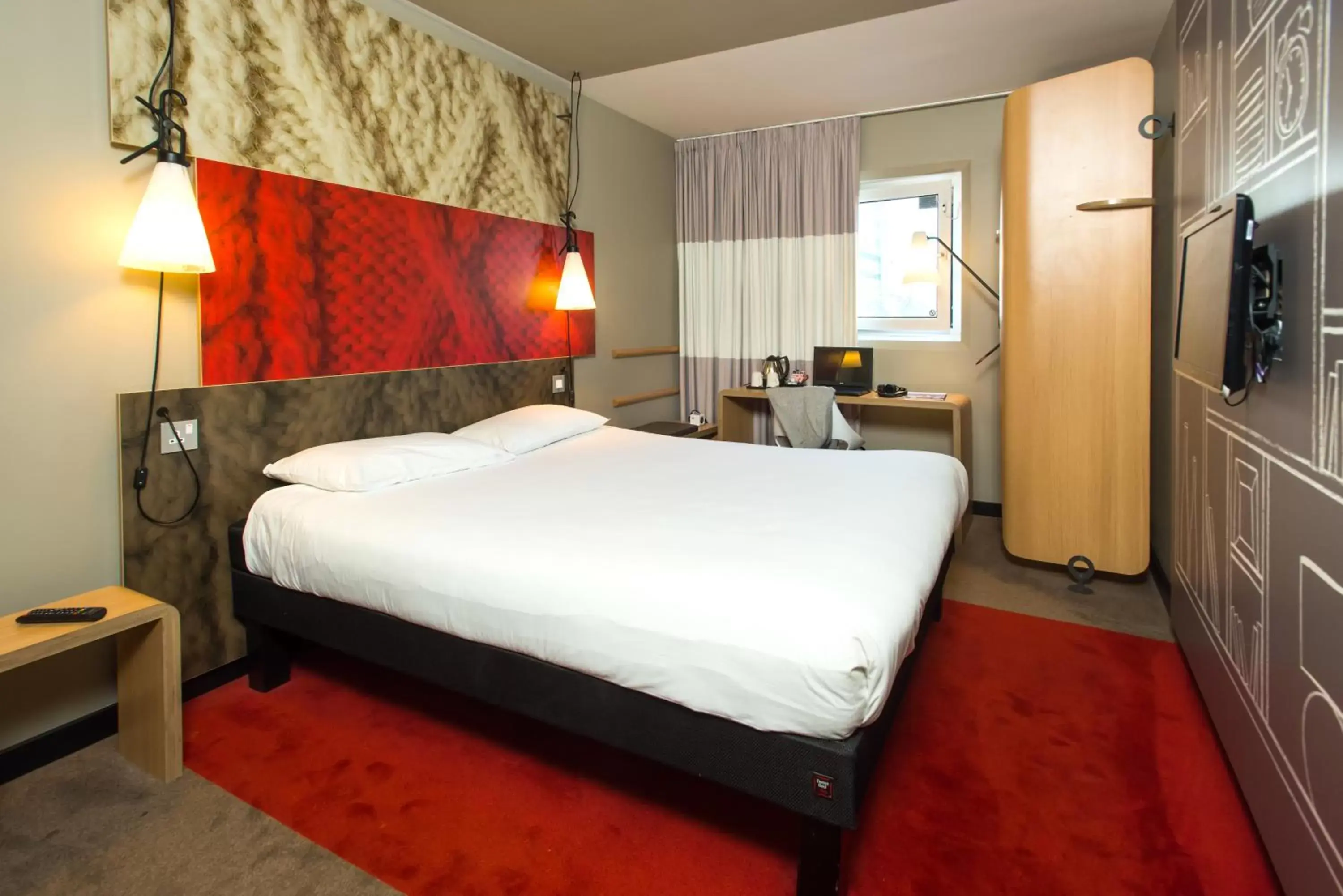 Photo of the whole room, Bed in Ibis Sheffield City