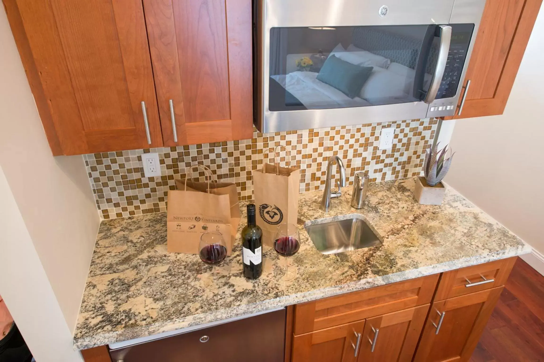 Kitchen or kitchenette, Kitchen/Kitchenette in The East Island Reserve Hotel