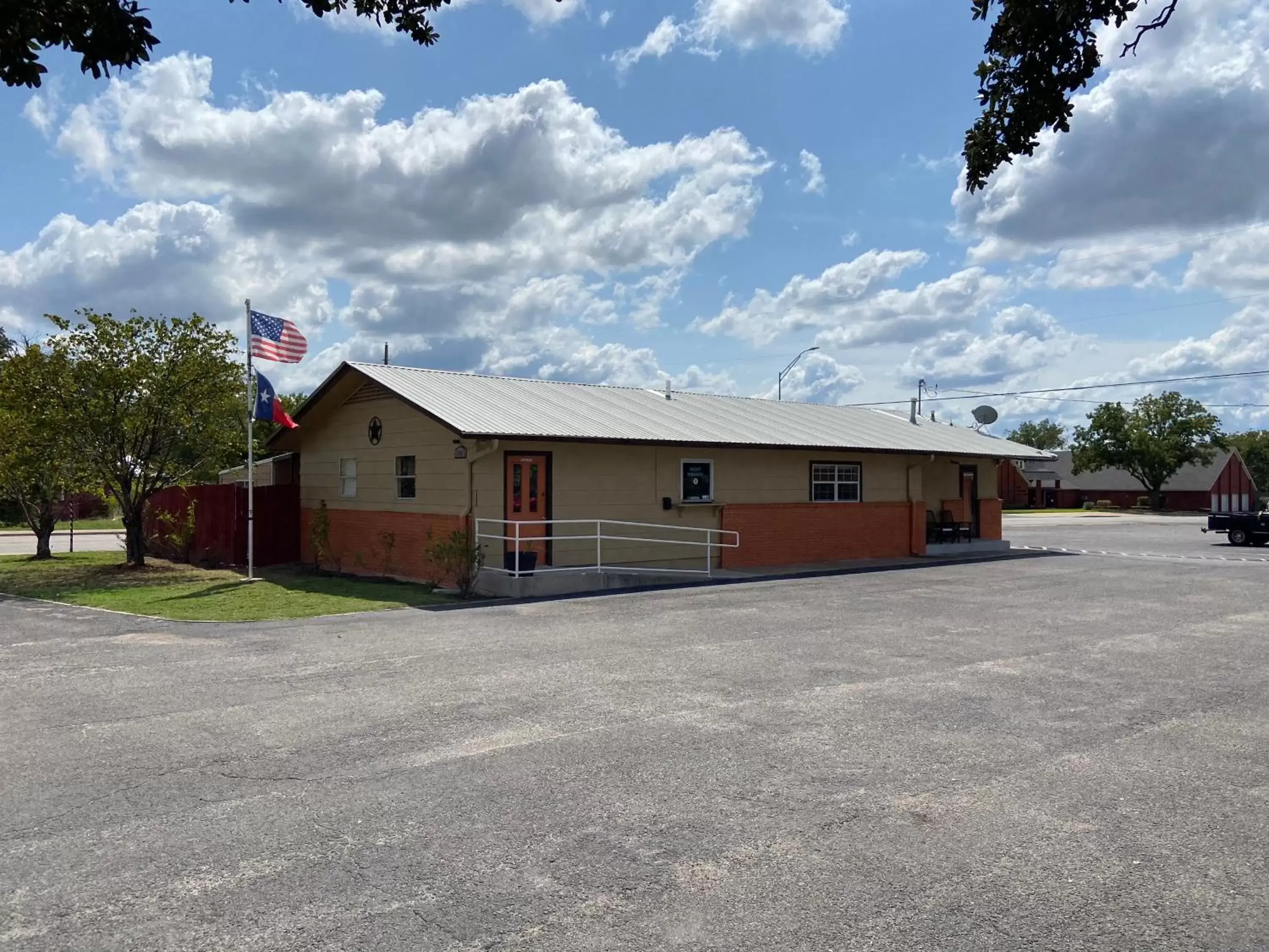 Property Building in Redbud Inn