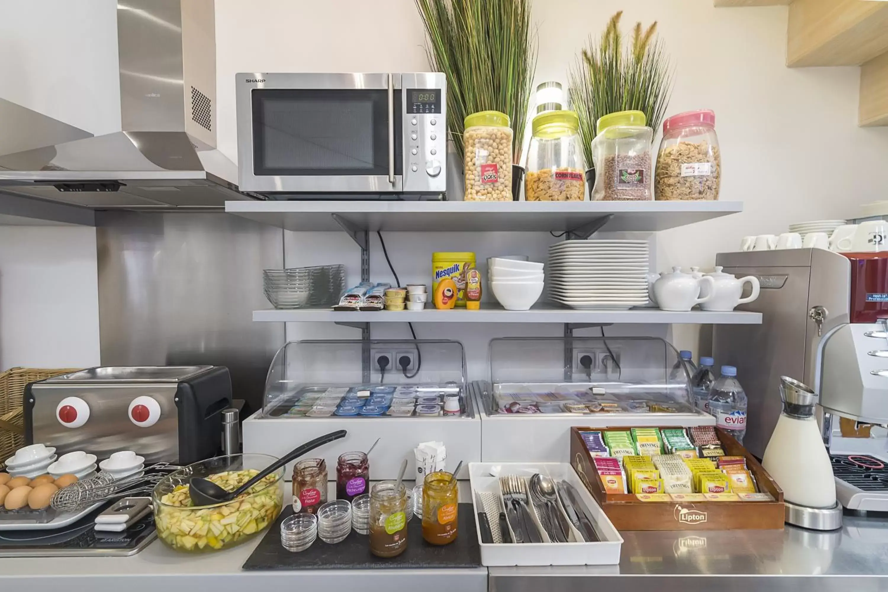 Buffet breakfast, Kitchen/Kitchenette in Hotel Du Moulin d'Or