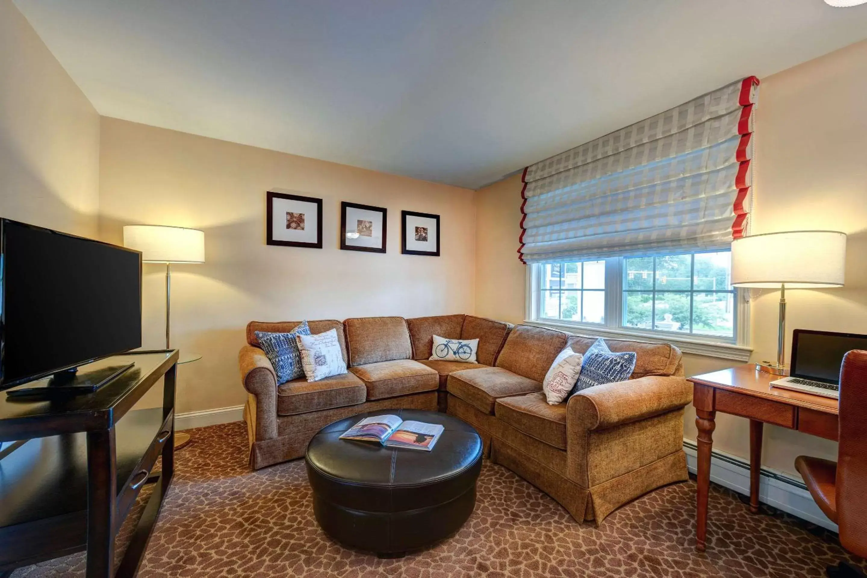 Photo of the whole room, Seating Area in Port Inn and Suites Portsmouth, Ascend Hotel Collection