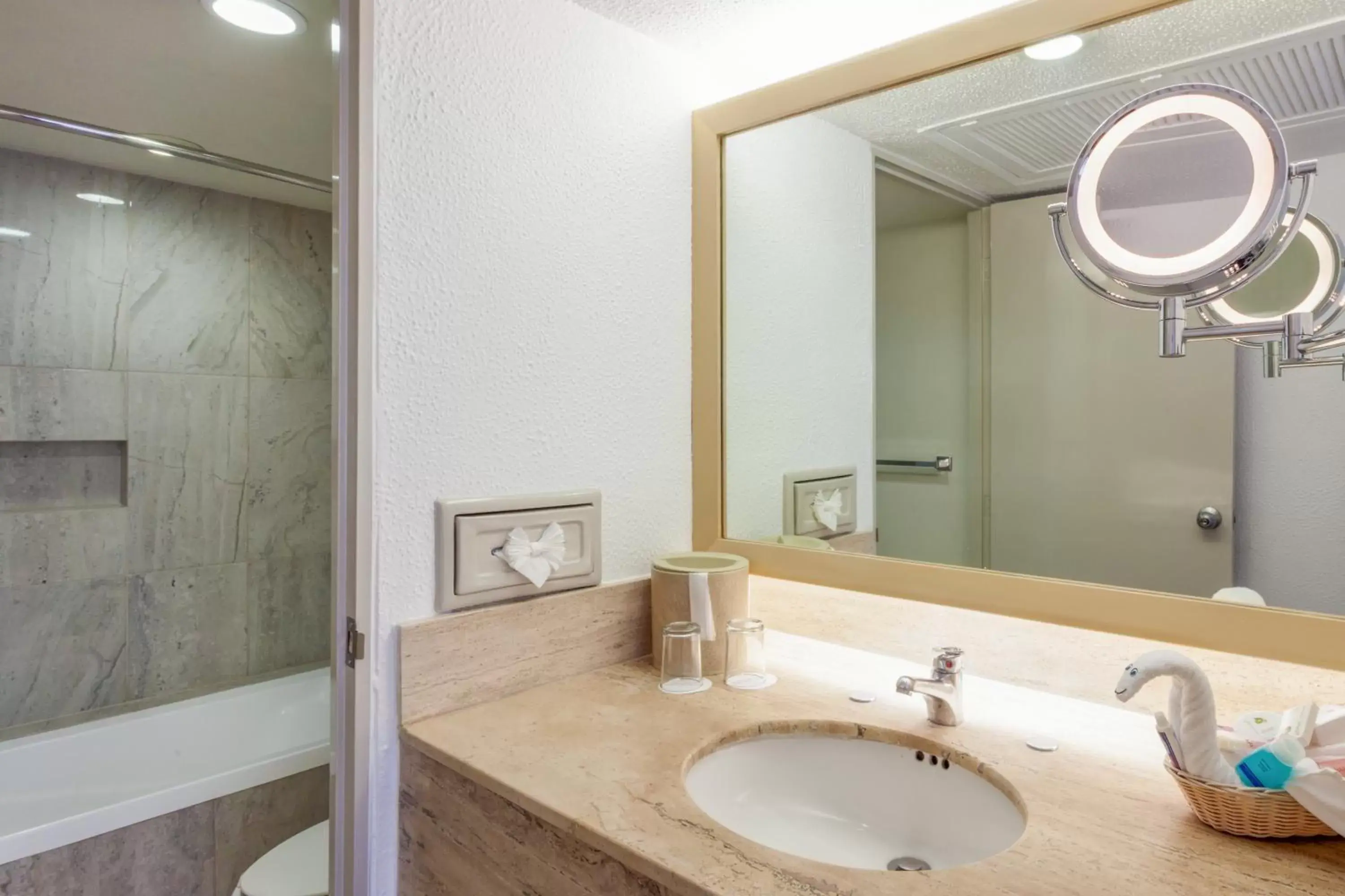 Shower, Bathroom in HS HOTSSON Smart Acapulco
