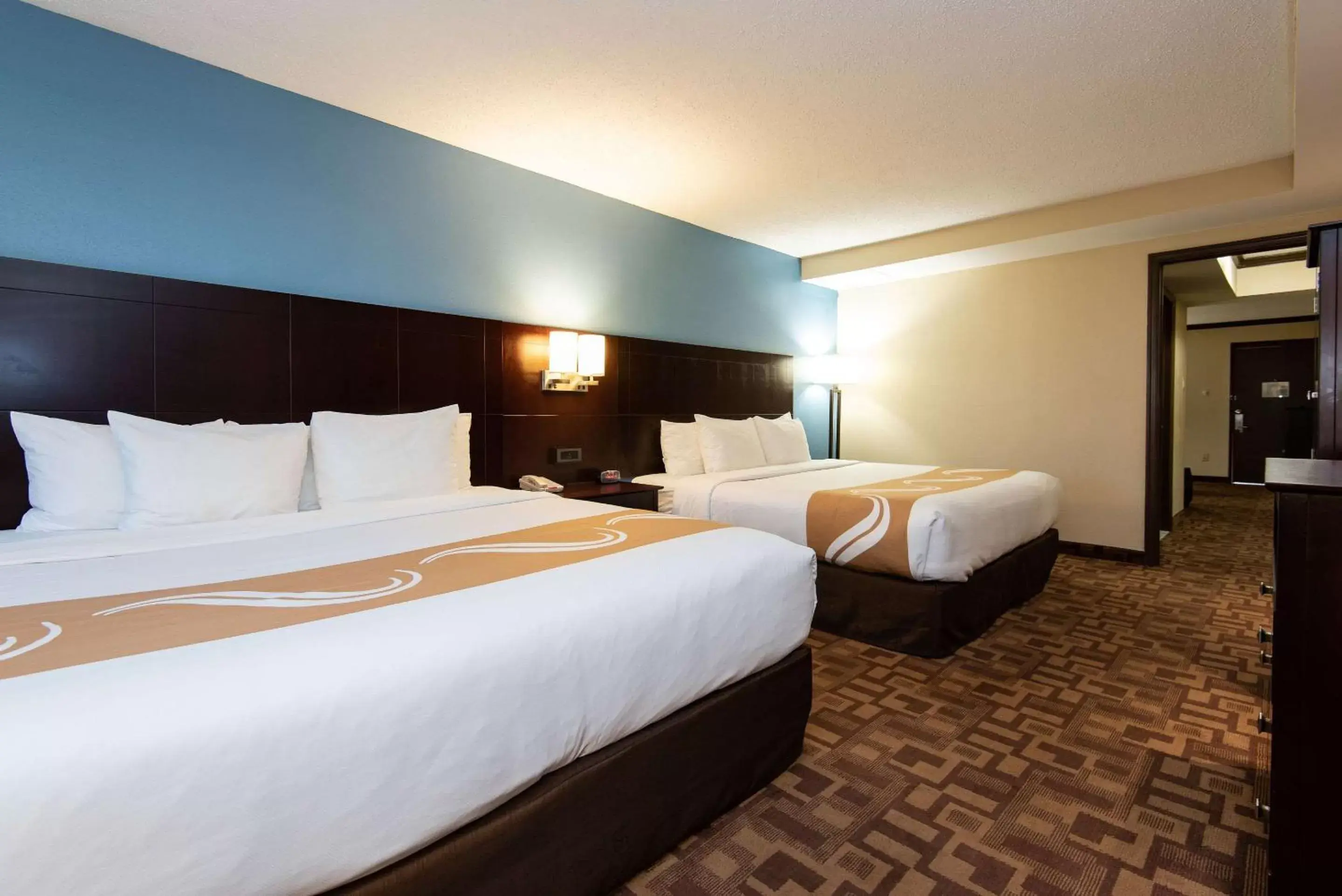 Photo of the whole room, Bed in Quality Inn & Suites Quakertown-Allentown