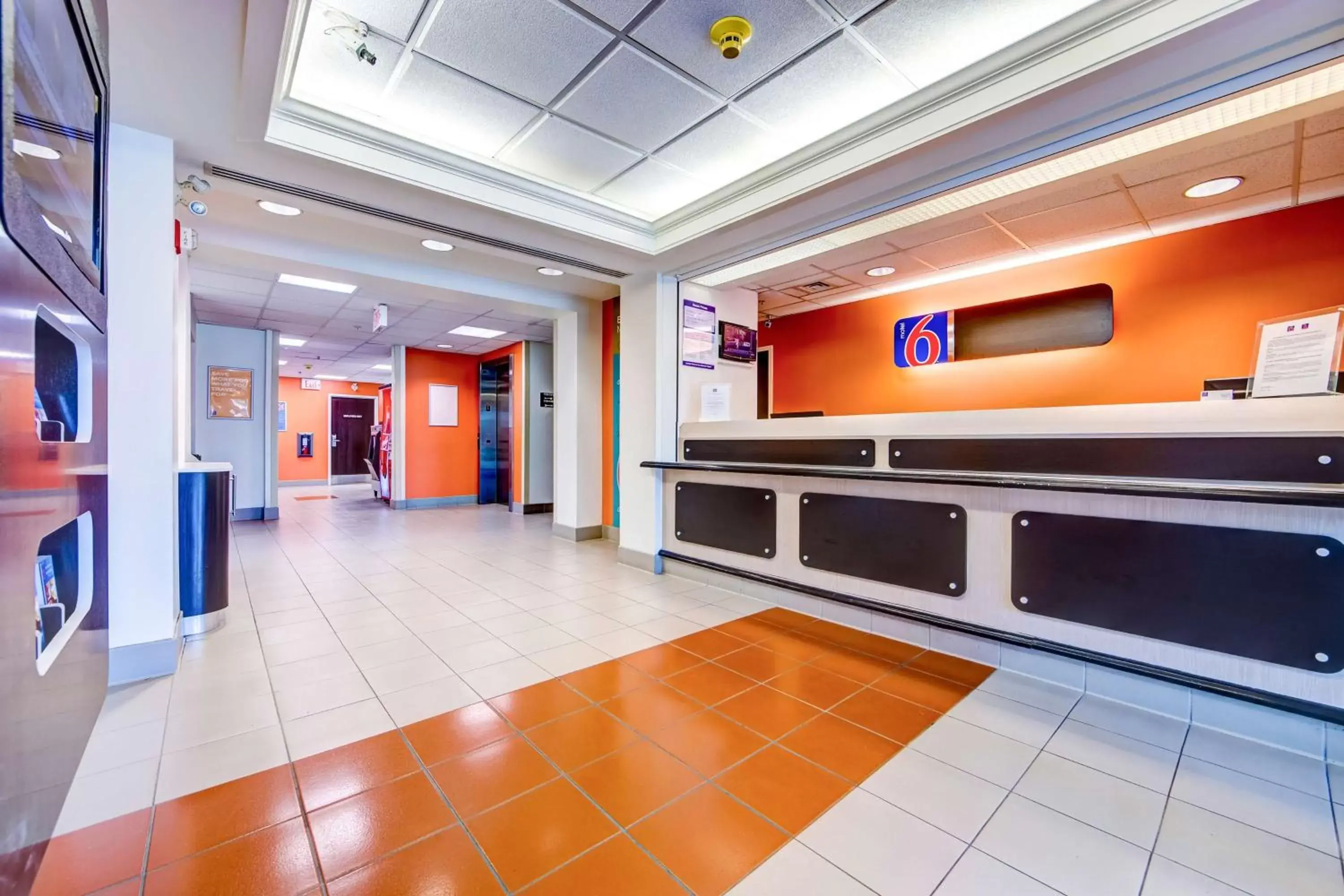 Lobby or reception, Lobby/Reception in Motel 6-Burlington, ON - Toronto West - Oakville