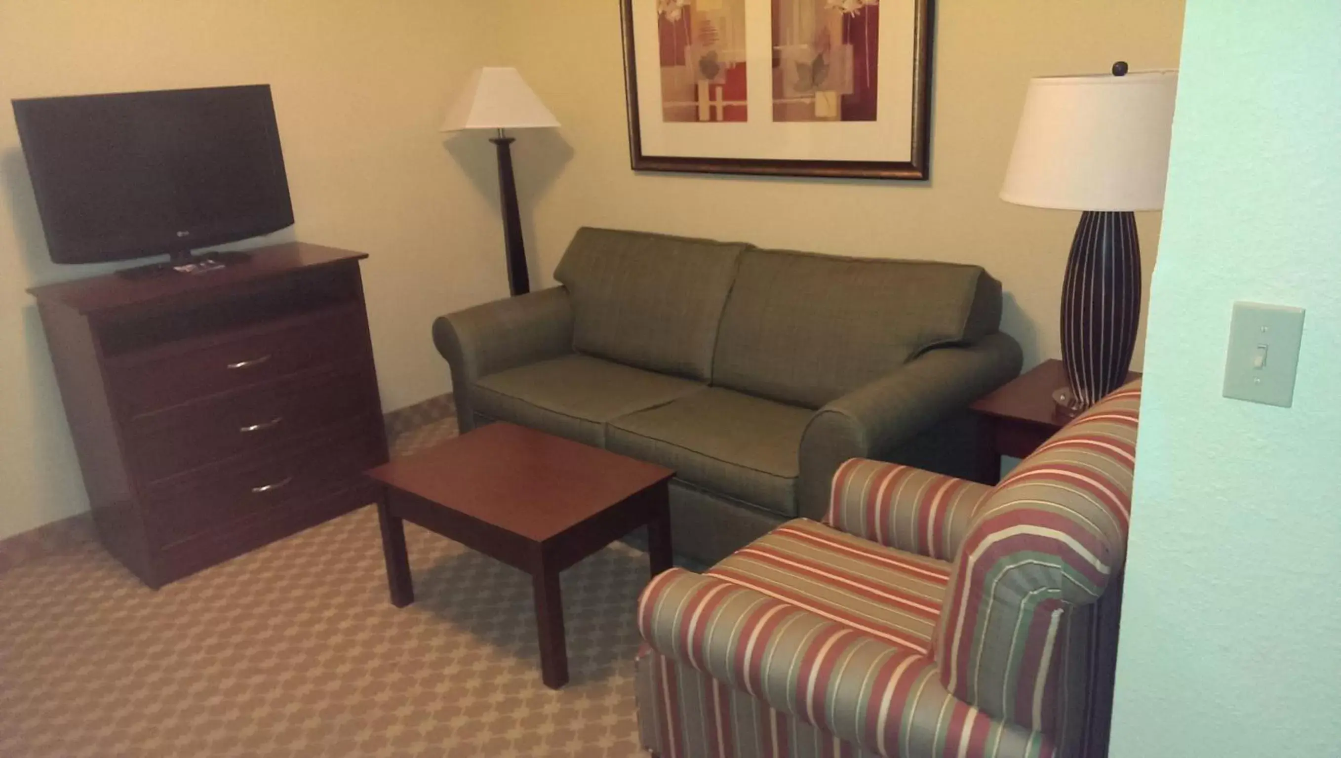 Living room, Seating Area in Country Inn & Suites by Radisson, Tulsa, OK