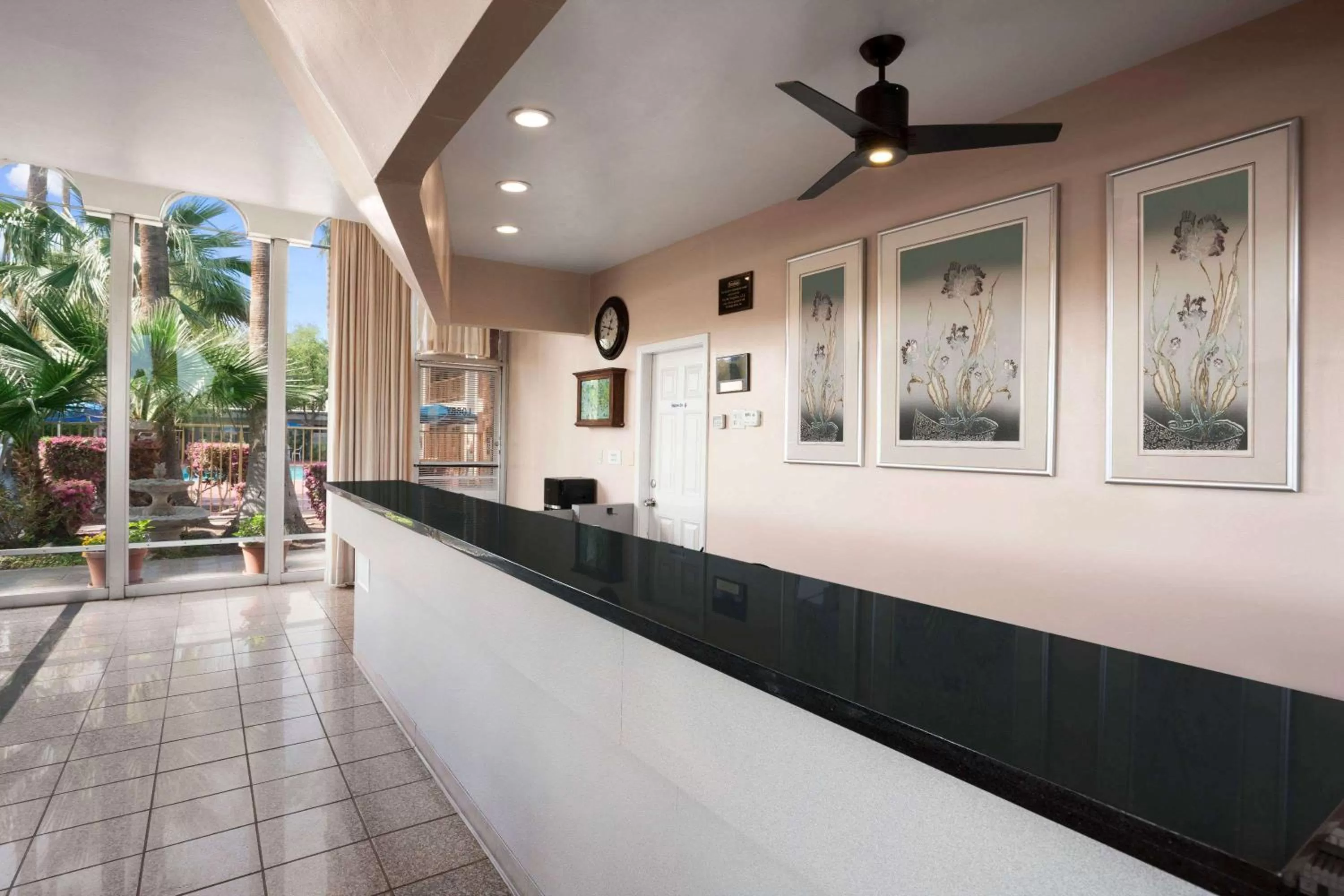 Lobby or reception in Travelodge by Wyndham Bakersfield