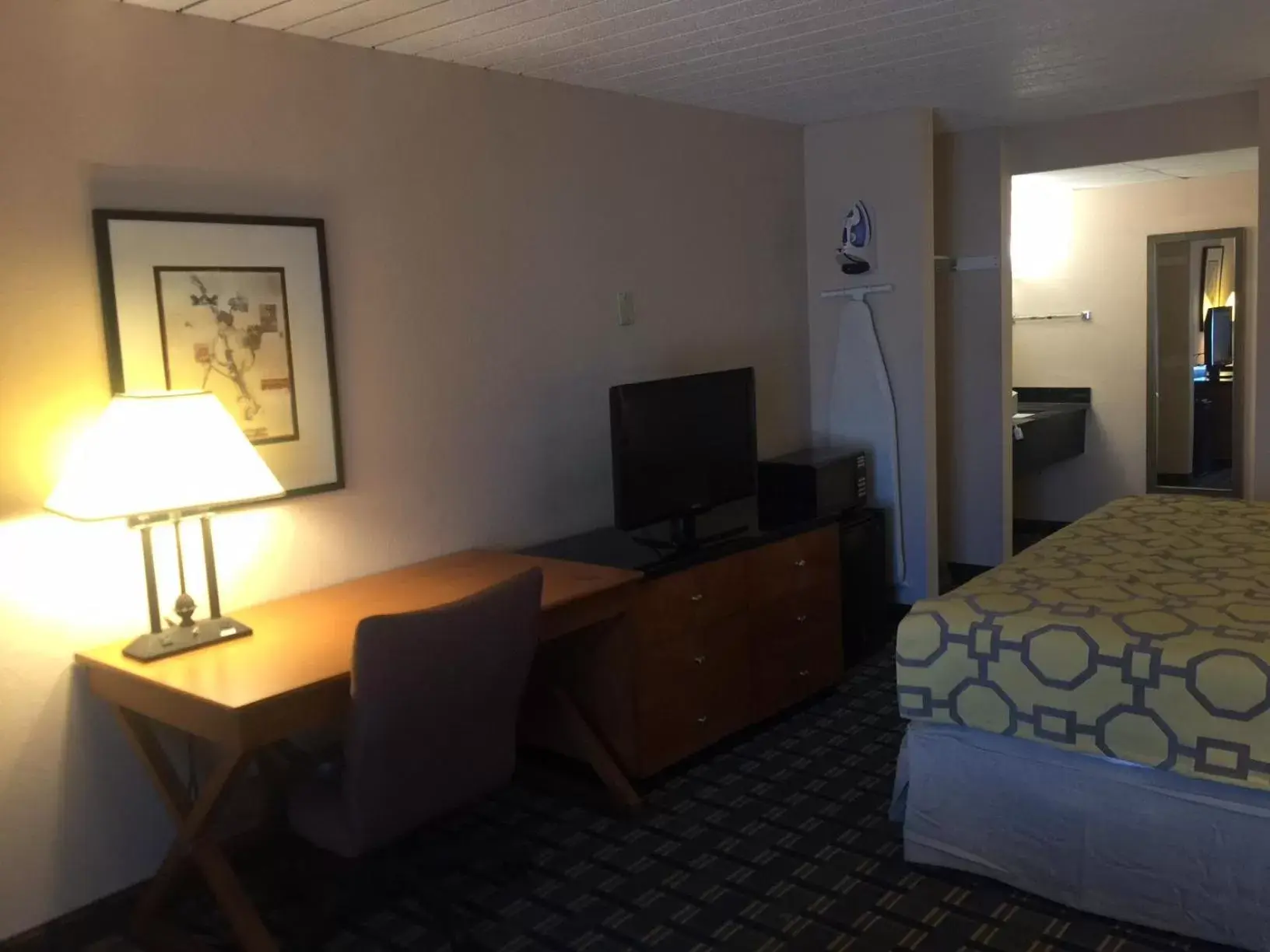 King Room - Mobility Access/Non-Smoking in Baymont by Wyndham Knoxville I-75