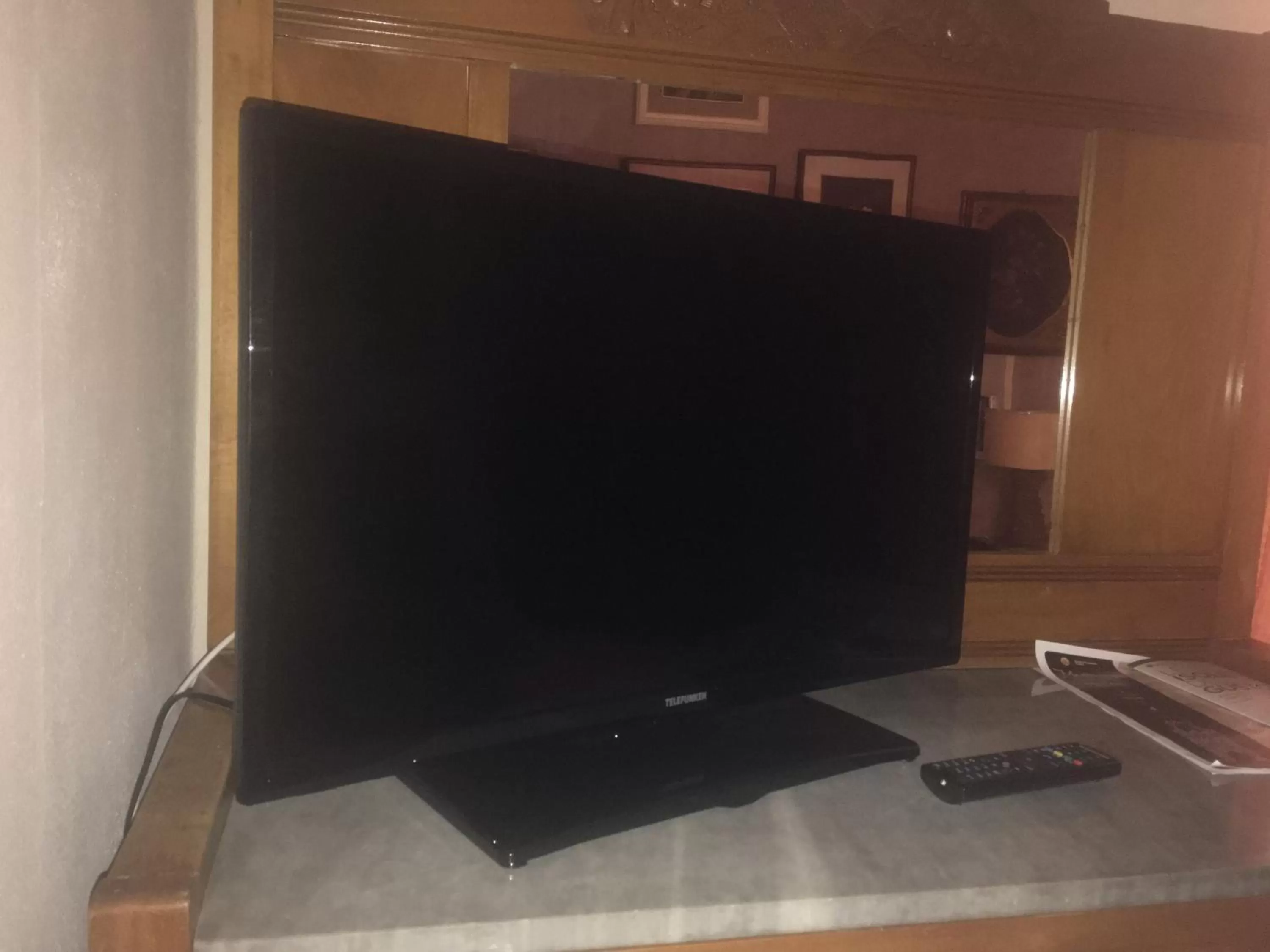 TV and multimedia, TV/Entertainment Center in L'angolo antico