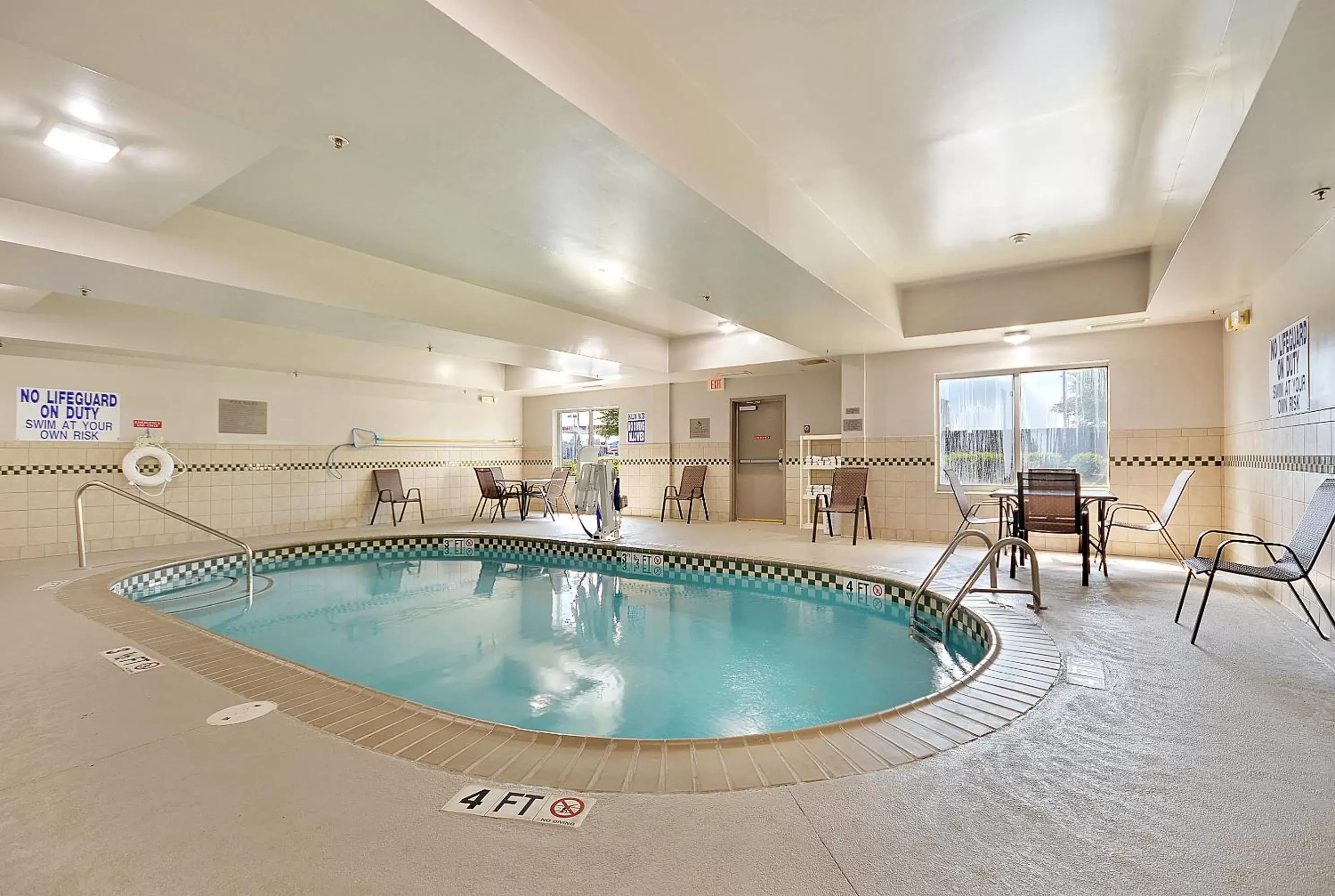 Swimming pool in Country Inn & Suites By Radisson, Charleston North, SC Swimming pool in Country Inn & Suites By Radisson, Charleston North, SC