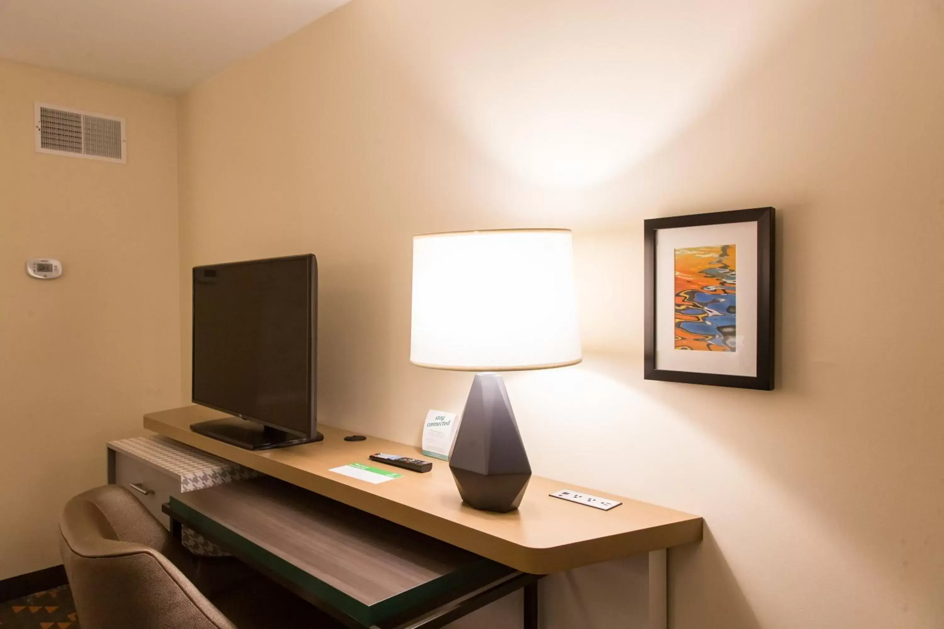 Photo of the whole room, TV/Entertainment Center in Holiday Inn Hotel & Suites - Mount Pleasant, an IHG Hotel