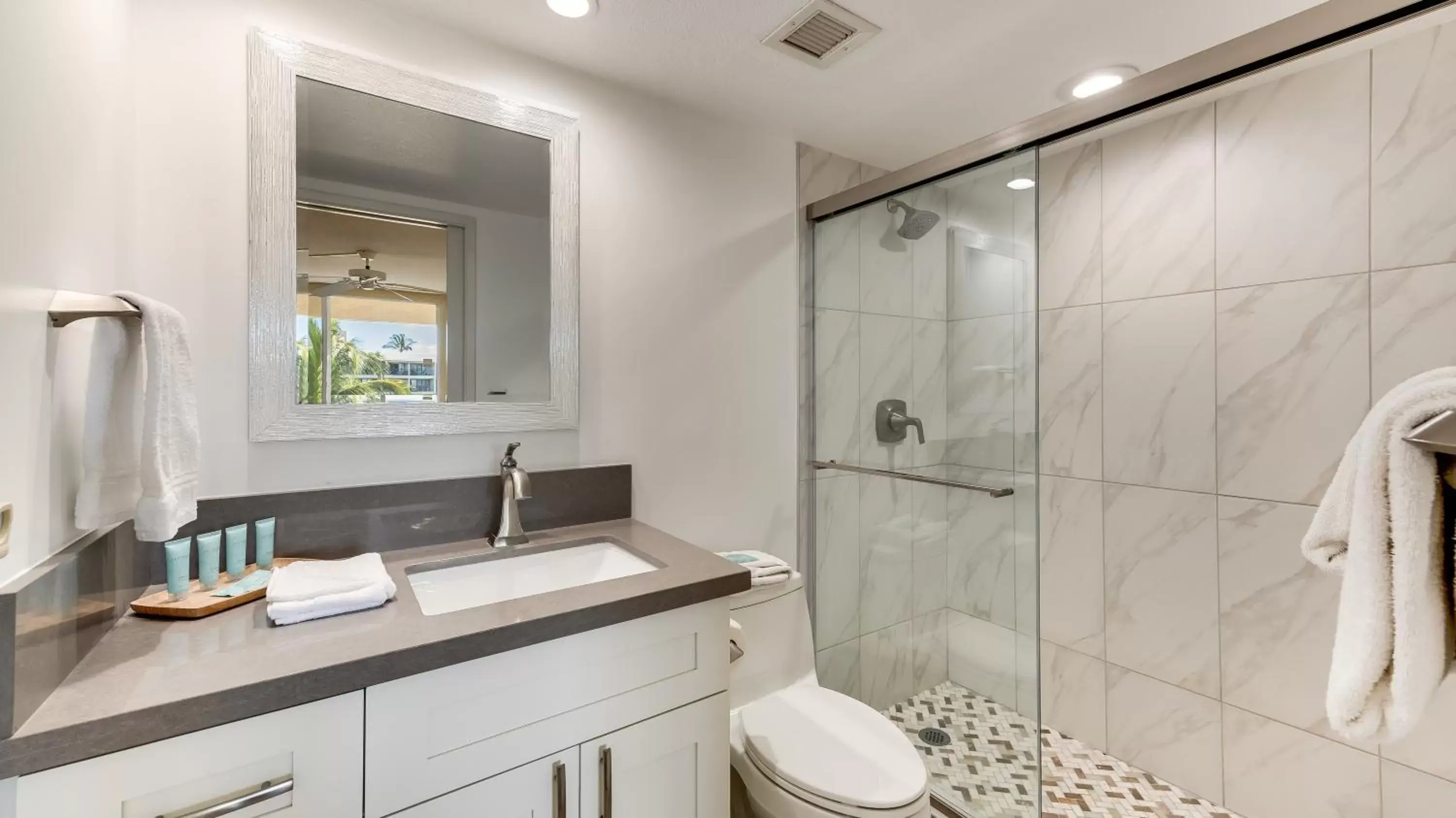 Bathroom in Castle Maui Banyan