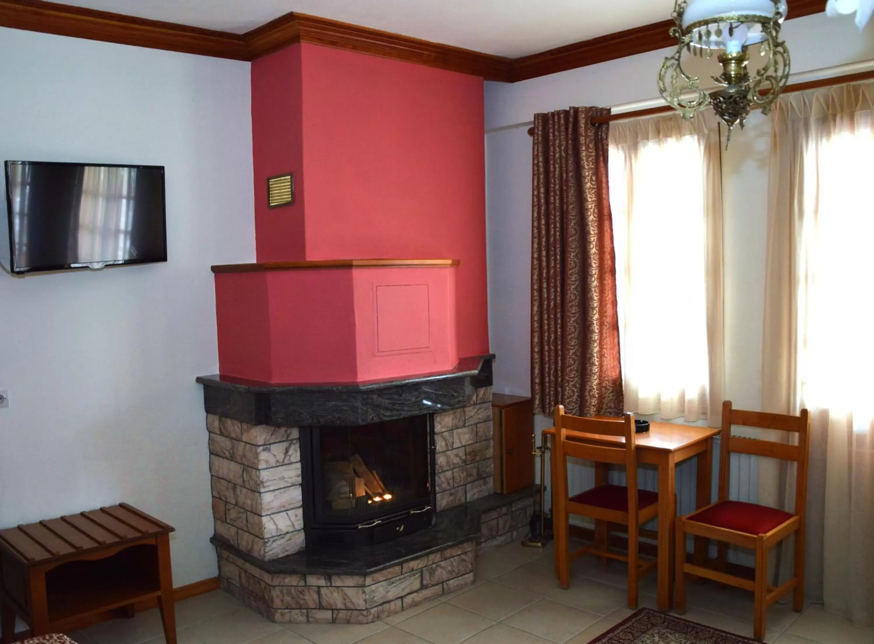 TV and multimedia, Dining Area in Hotel Adonis