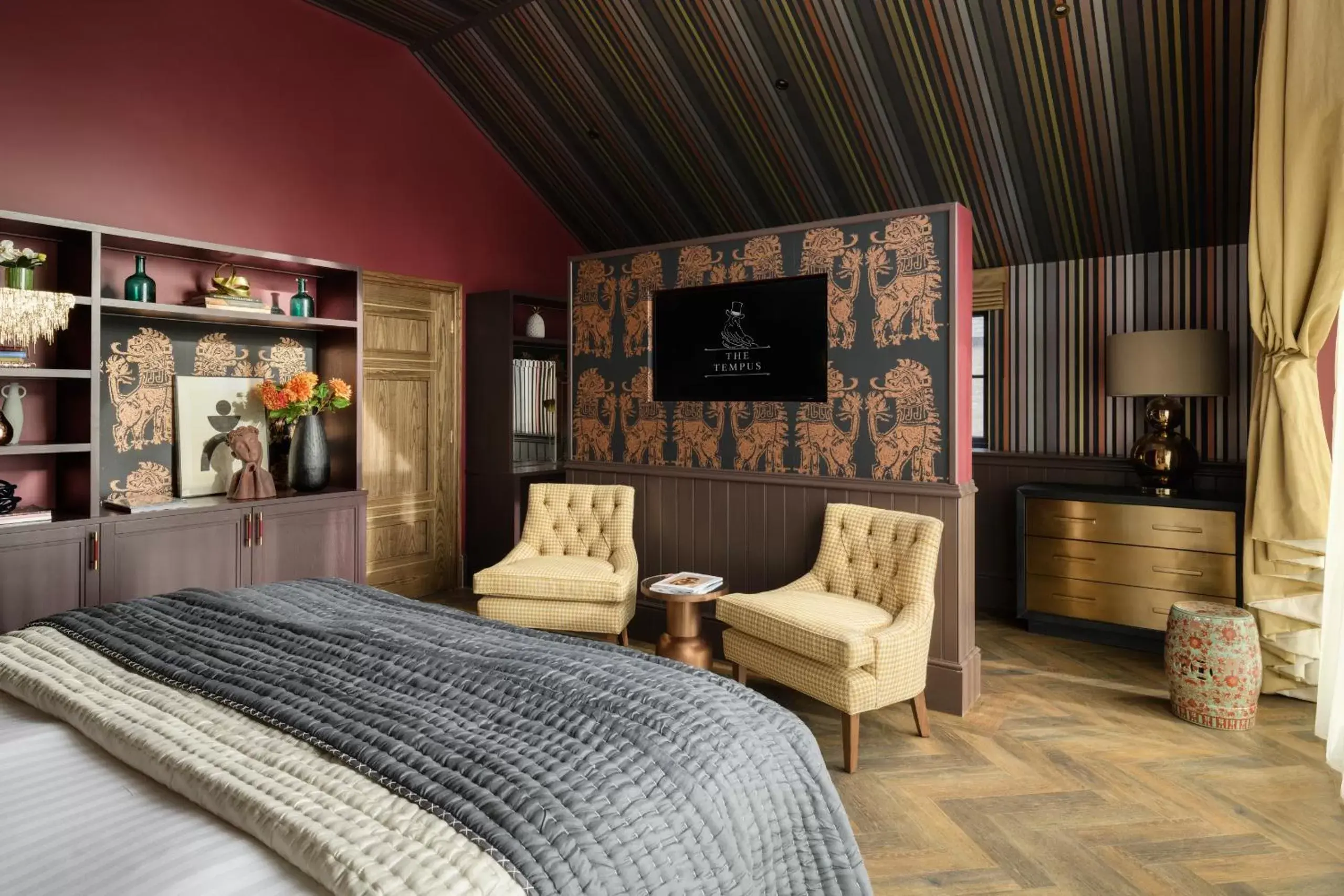 Bedroom, Seating Area in Charlton Hall Estate